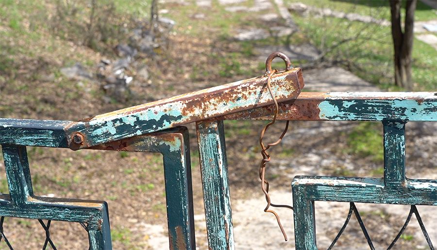 Kapija Karaman kuće u Foči, rukom ovlaš namaknuta žica da vetar i psi ne otvaraju kapiju