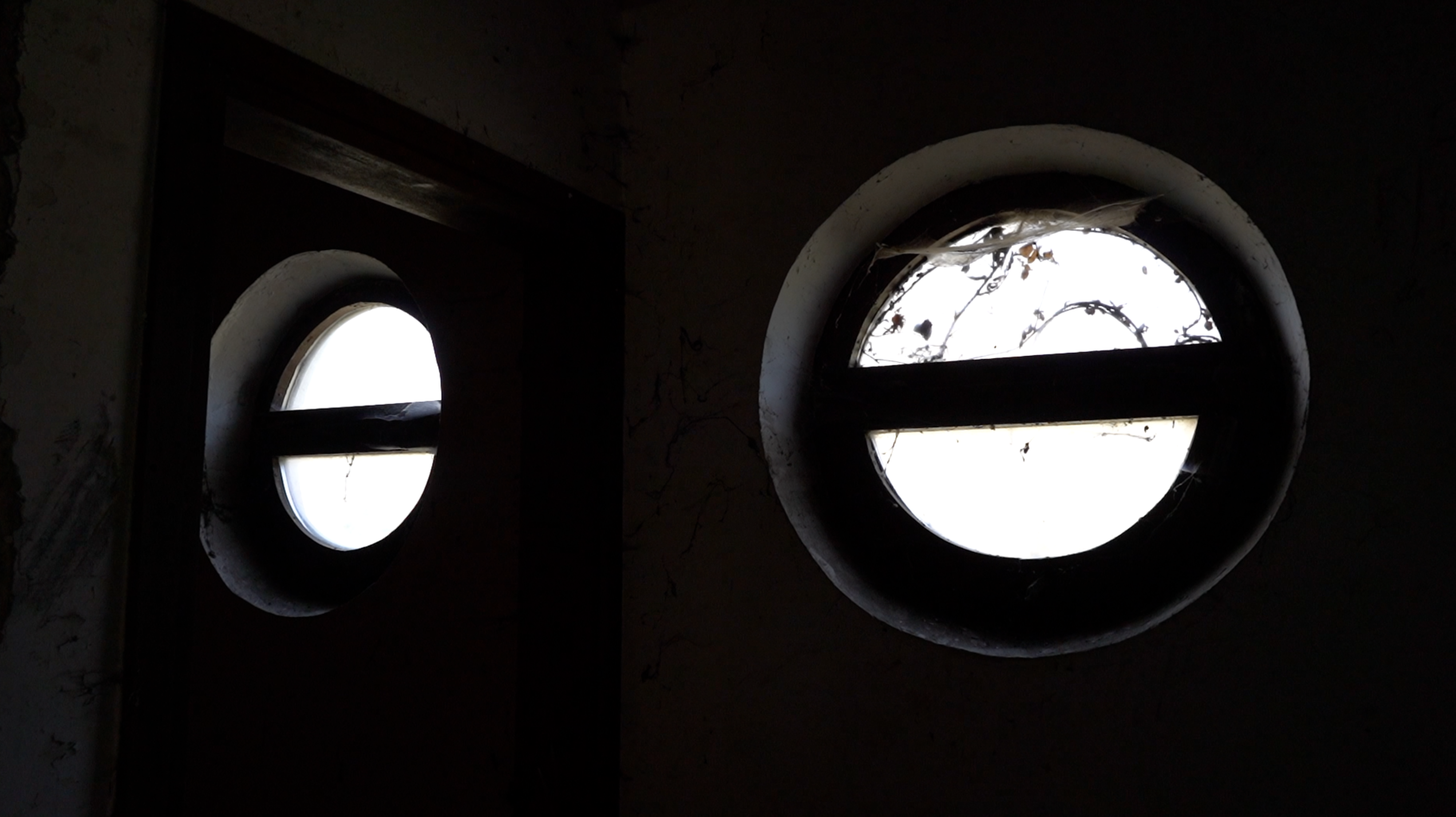 Dva malena okrugla prozora