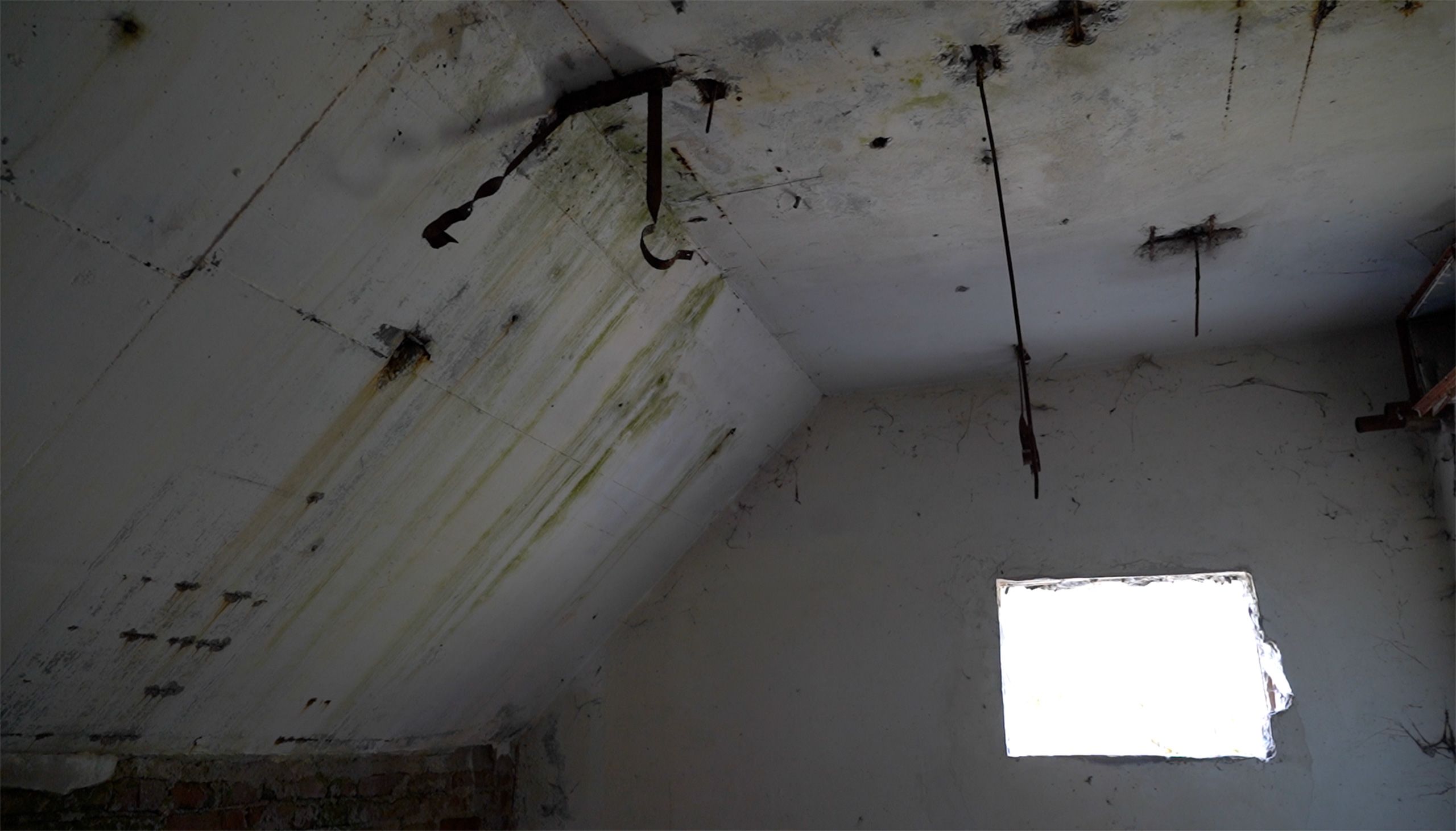 Stari, memljivi plafon jednog od mesta stradanja u Foči