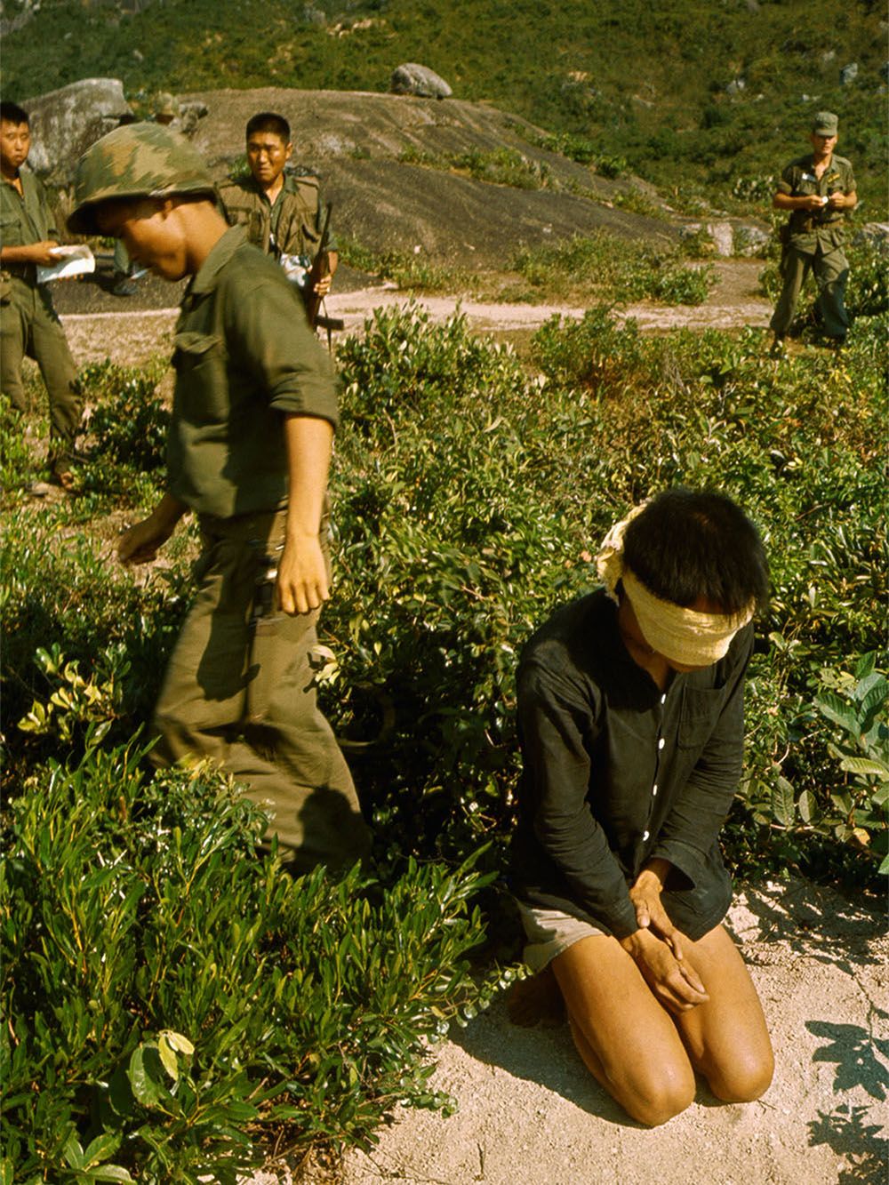 Grupa južnokorejskih vojnika sa pristalicom Vijetkonga, sa povezom na očima.