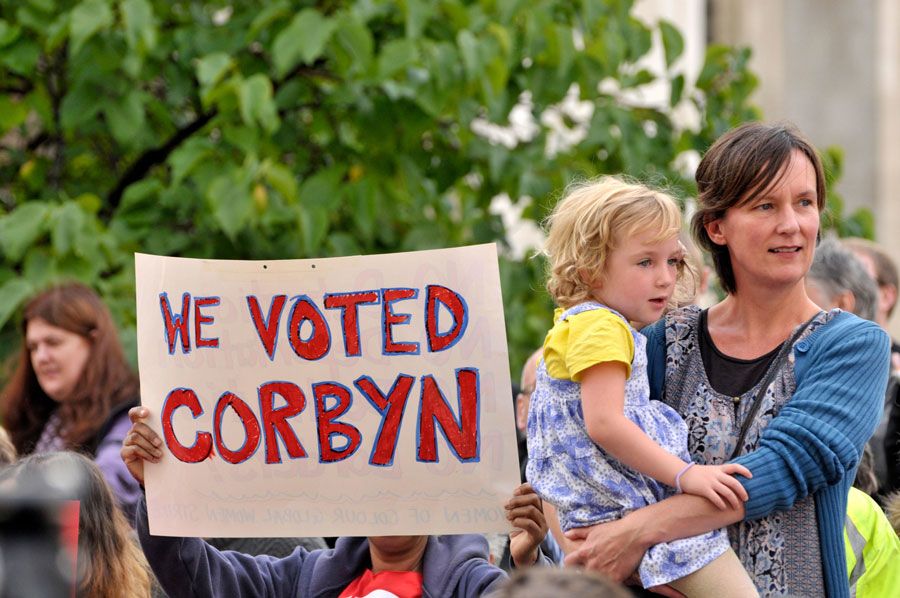 Septembar 2015: Korbinove pristalice čekaju rezultate stranačkih izbora ispored parlamenta 