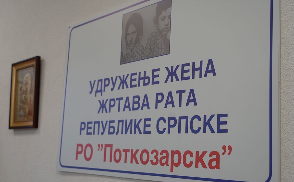 Tabla sa natpisom udruženja na ćirilici "Udruženje žena žrtava rata Republike Srpske PO "Potkozarska"