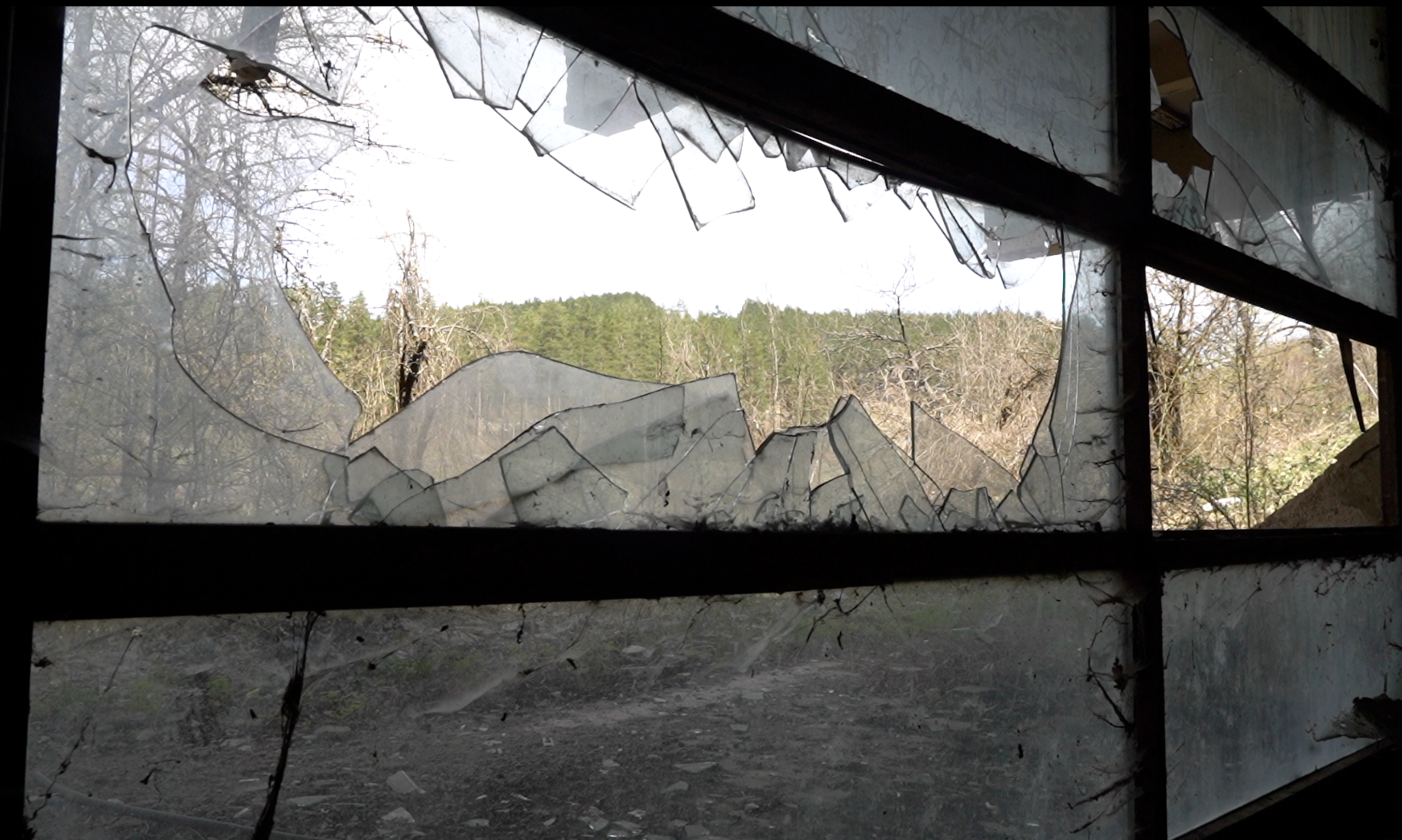 Razbijeno staklo u jednoj od prostorija, mesta stradanja