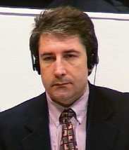 Mutna fotografija Duška Tadića, jednog od osuđenika u Hagu, ima slušalice za prevod suđenja na glavi