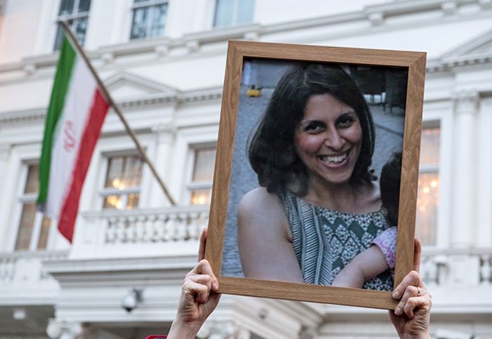 Demonstrant drži sliku Nazanin Zagari - Retklif, koja je uhapšena u Iranu