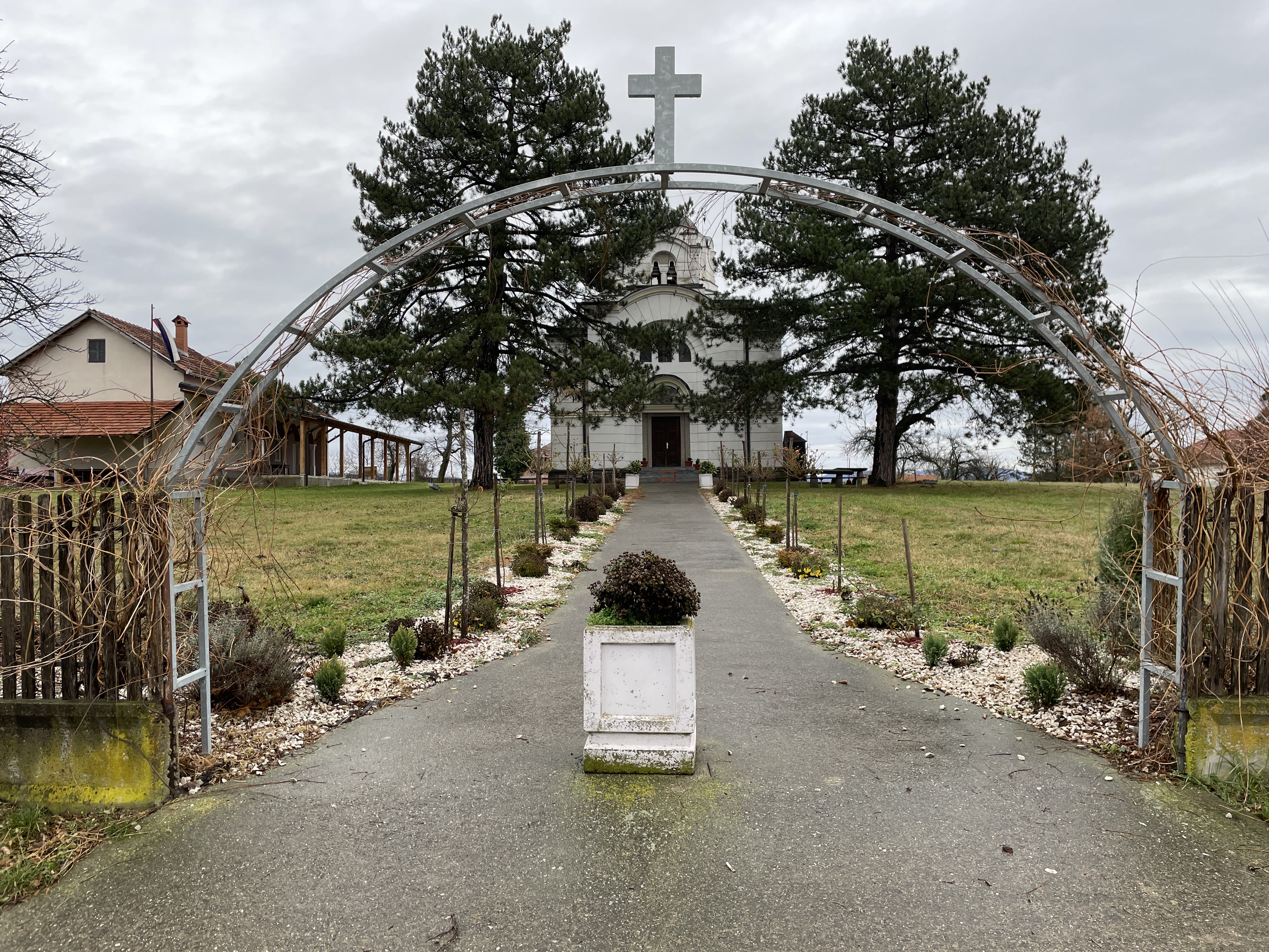 Na fotografiji je crkva u Mojsinju