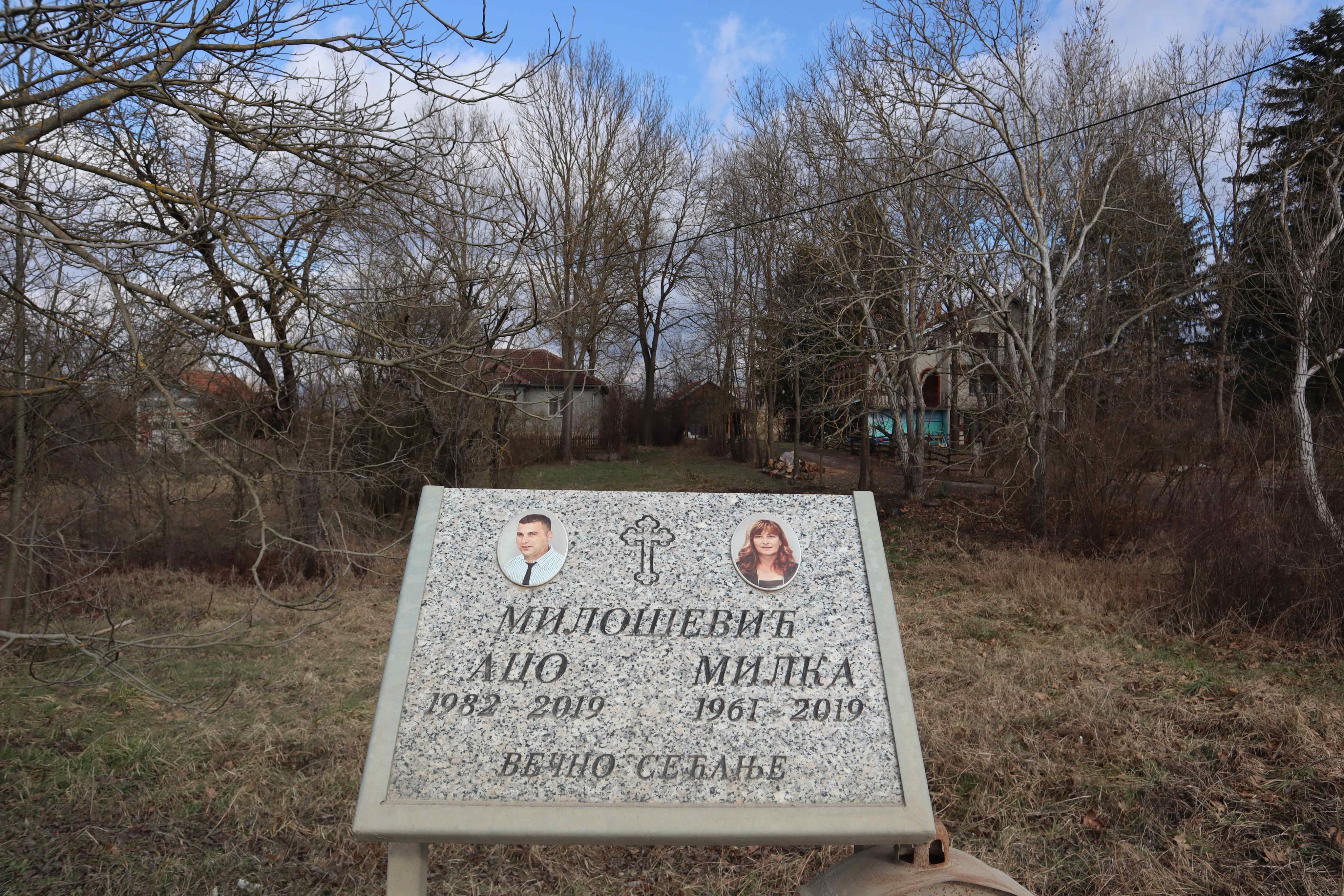 Spomenik krajputaš, na njemu se vide imena i slike dvoje ljudi. Aco je rođen 1982, a Milka 1961. Oboje su umrli 2019.