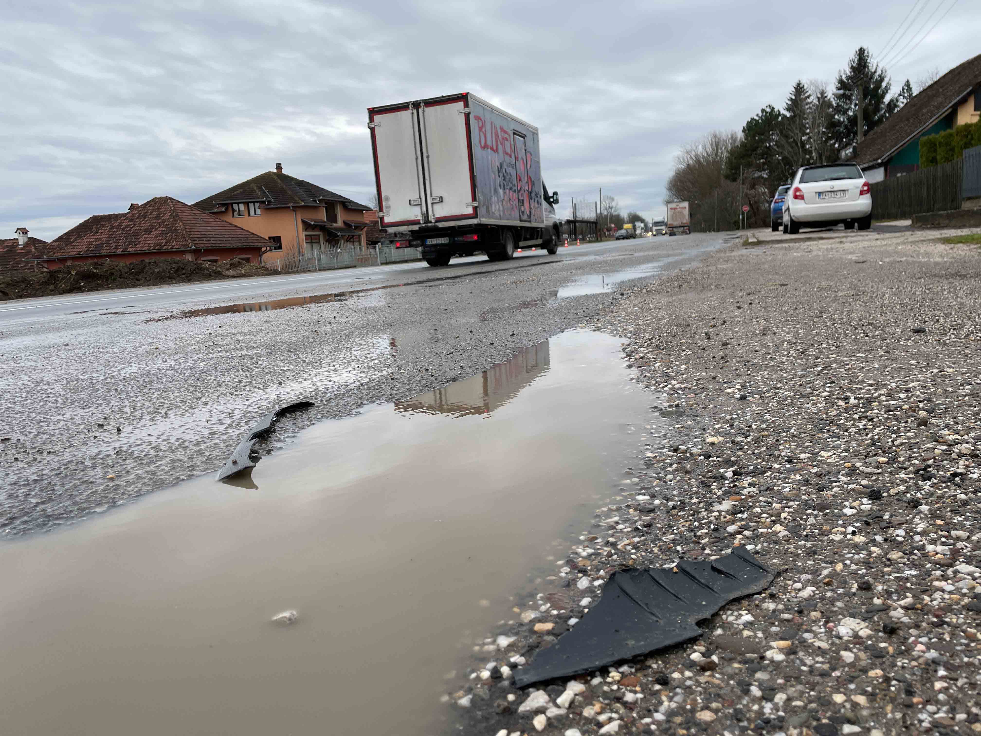 Pokisli put, barice, fotografija iz donjeg rakursa, vidi se kamion koji odlazi nekuda.