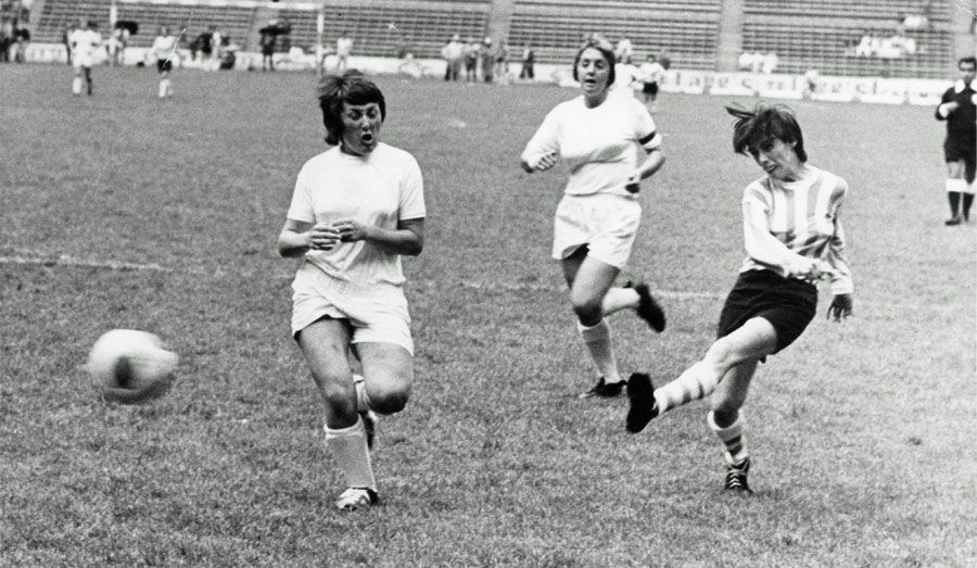 Argentina's Elba Selva scoring against England