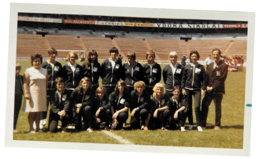 England squad posing at the Azteca Stadium