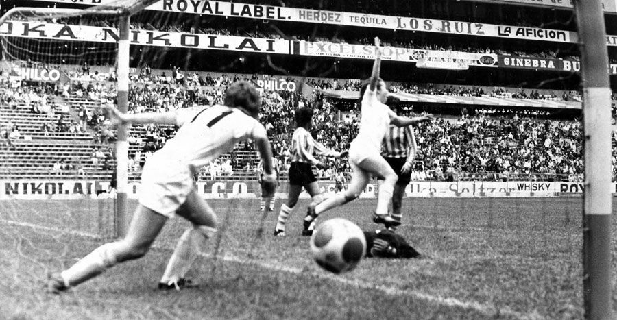 Paula Rayner scoring for England against Argentina