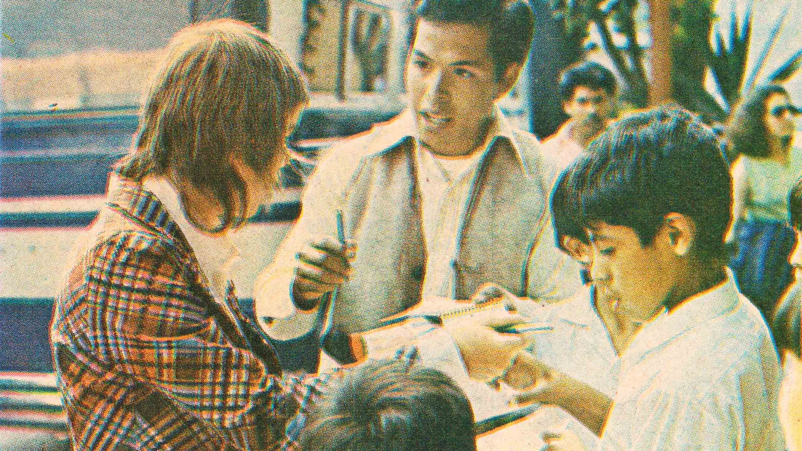 Chris Lockwood signing autographs for Mexican fans