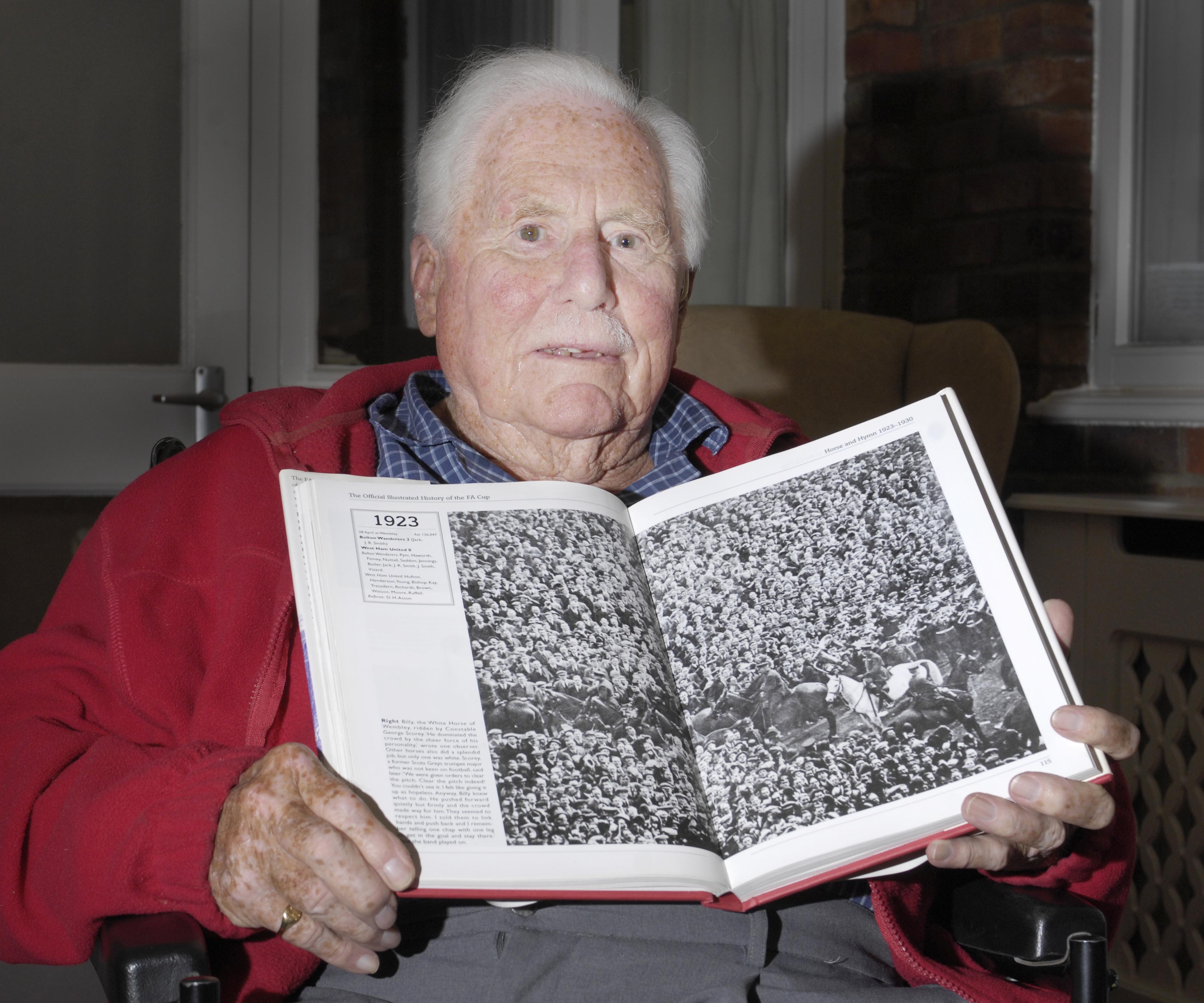 Dennis Higham, who was at the first Wembley FA Cup final in 1923, pictured in 2007
