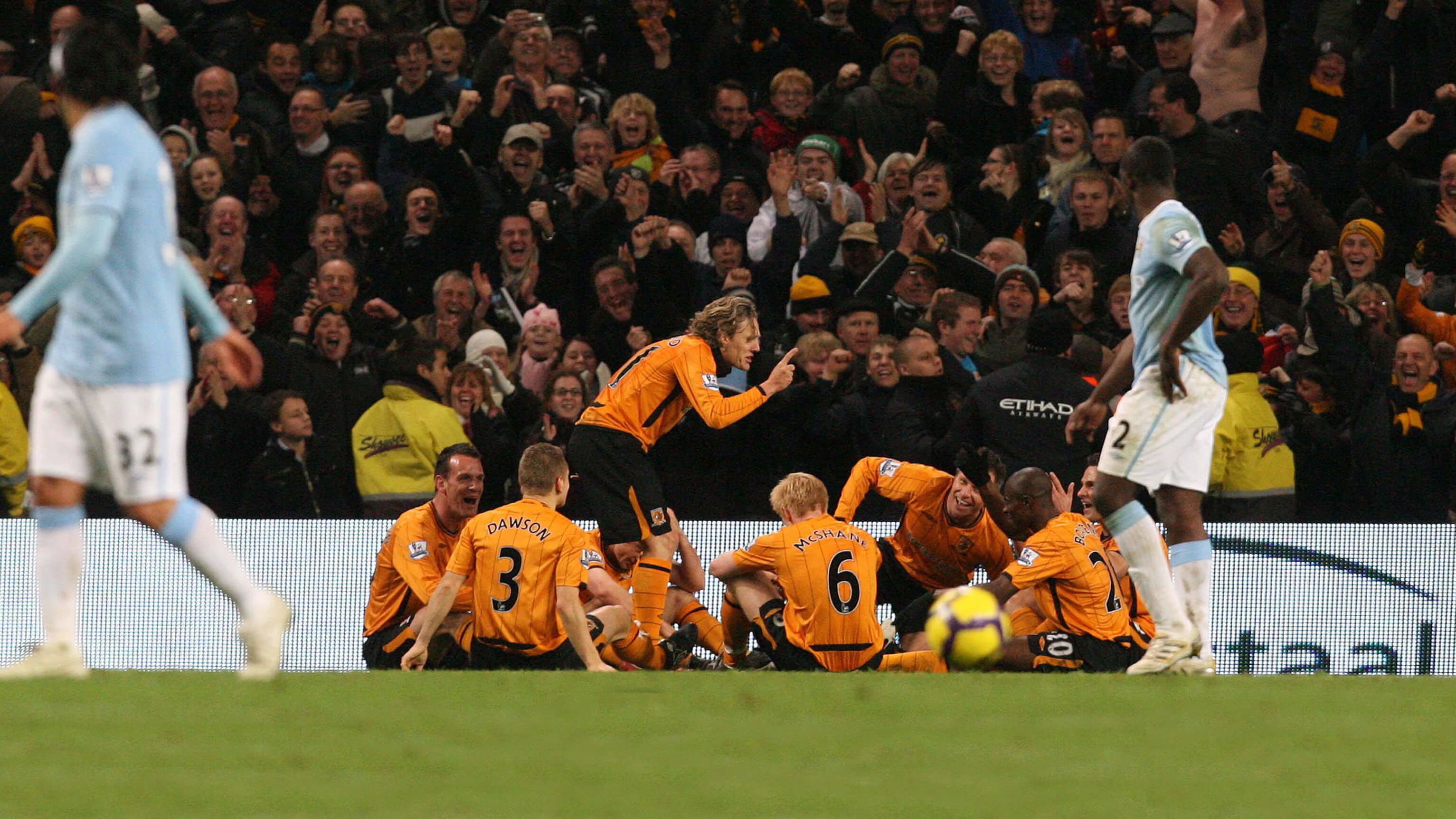 Jimmy Bullard replicates Phil Brown's team talk on the pitch as a celebration in 2009
