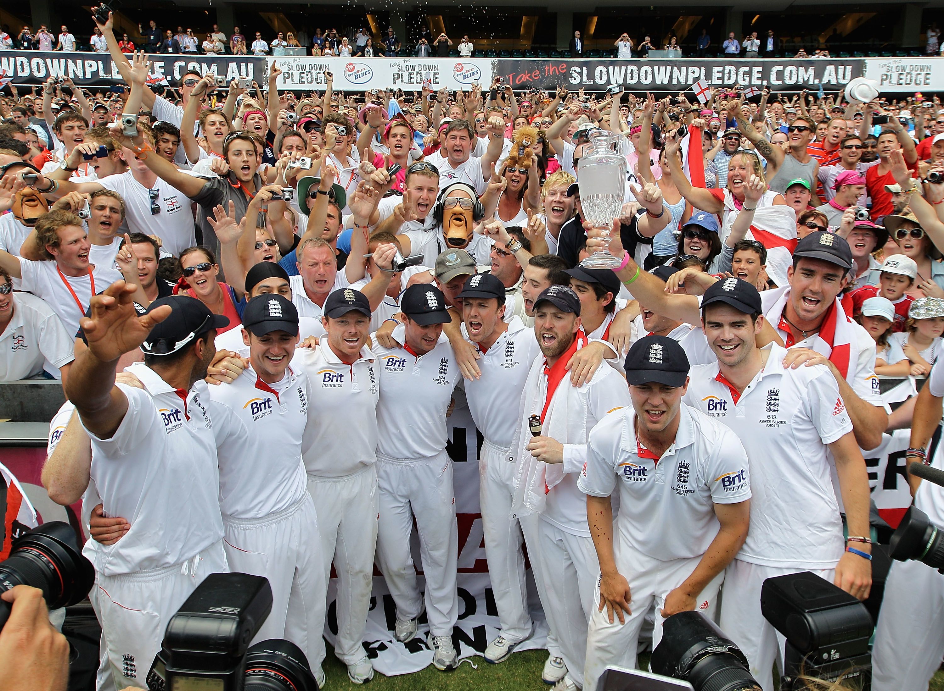 England celebrate 2010-11 Ashes win with fans in Australia