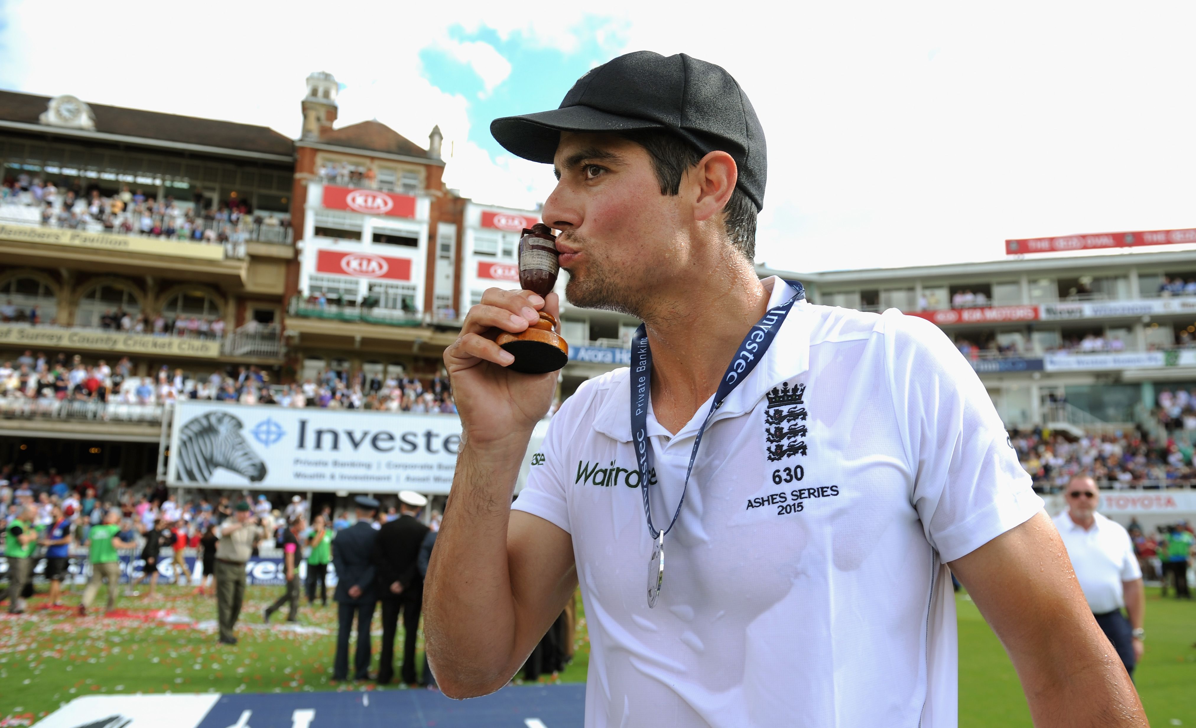 Alastair Cook with Ashes urn after 2015 win