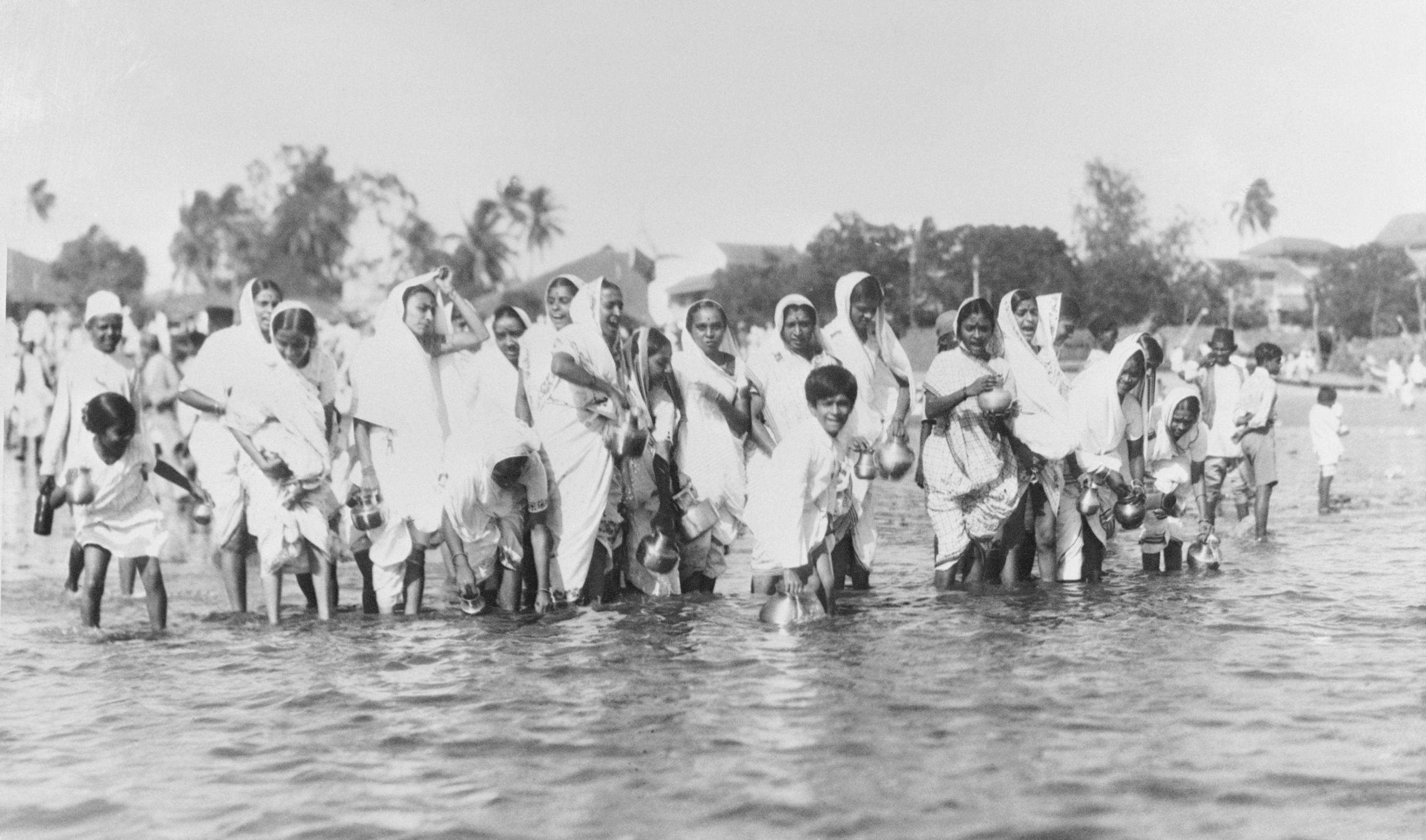 गांधी ने नमक कानून तोड़ने के लिए दांडी तक मार्च किया. इस तस्वीर में उनके सत्याग्रह का साथ देने के लिए मुबंई की महिलाओं ने चौपाटी बीच पर नमक कानून को तोड़ कर ब्रिटिश हुकूमत को चुनौती दी.