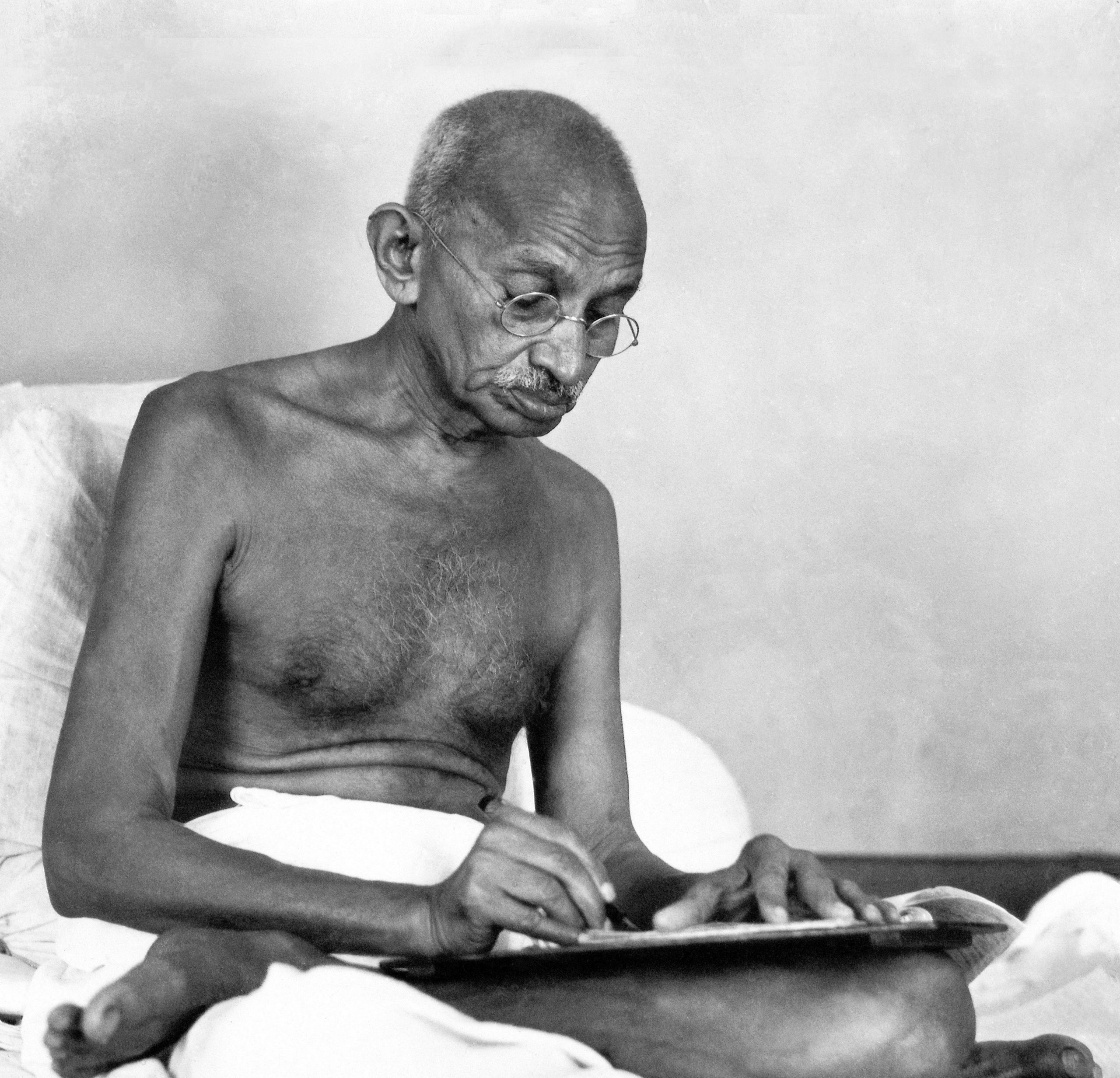 मुंबई के बिड़ला हाउस में ख़त लिखते महात्मा गांधी.