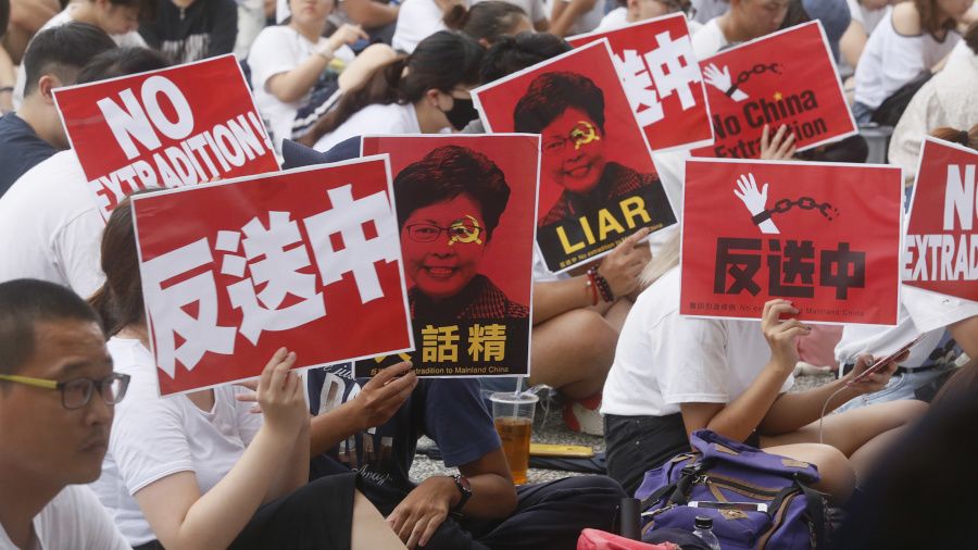 在台港生于高雄集会抗议香港动议修改《逃犯条例》（台湾中央社照片12/6/2019）