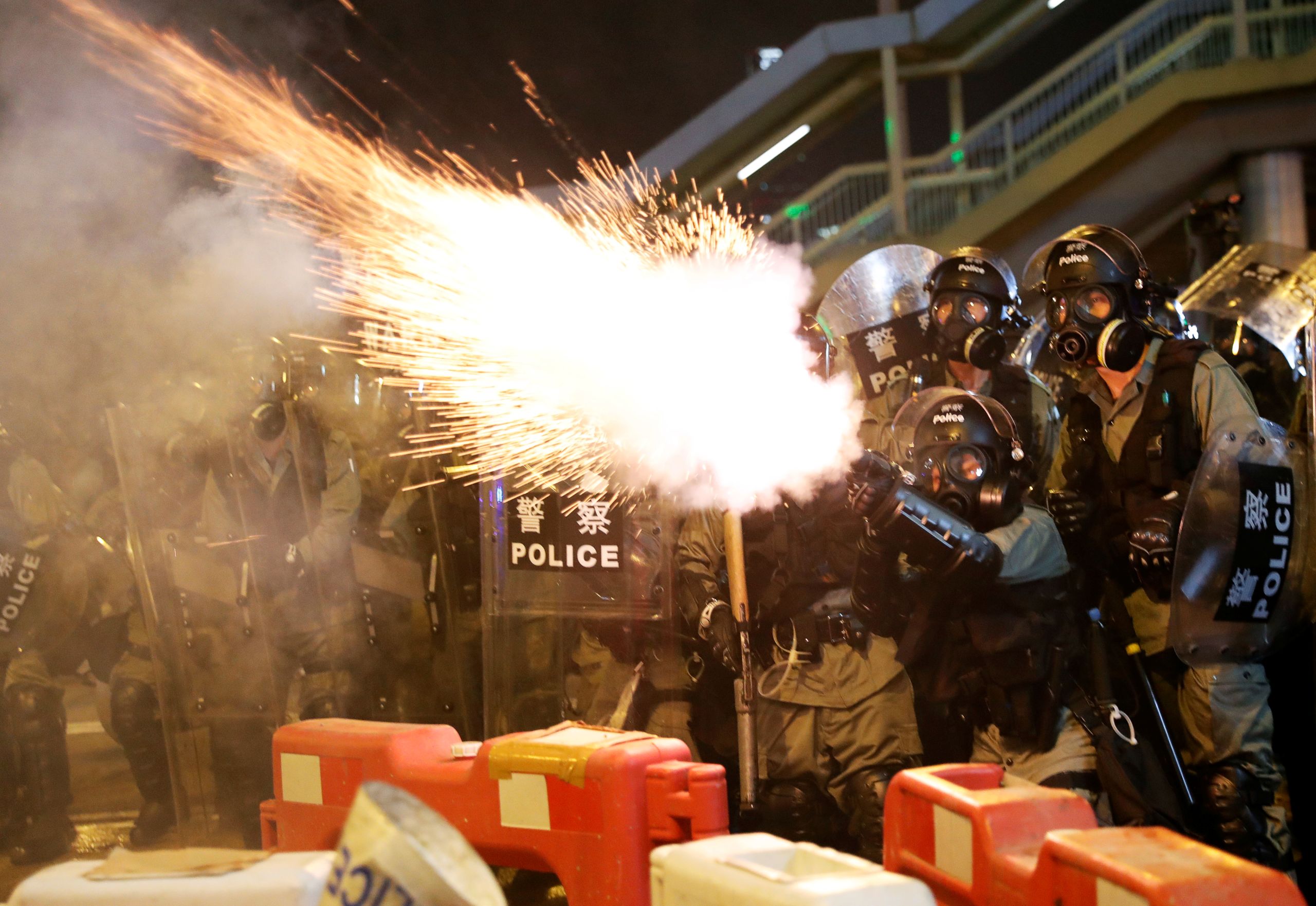 香港銅鑼灣防暴警察發射催淚彈(4/8/2019)(圖片來源:Reuters)