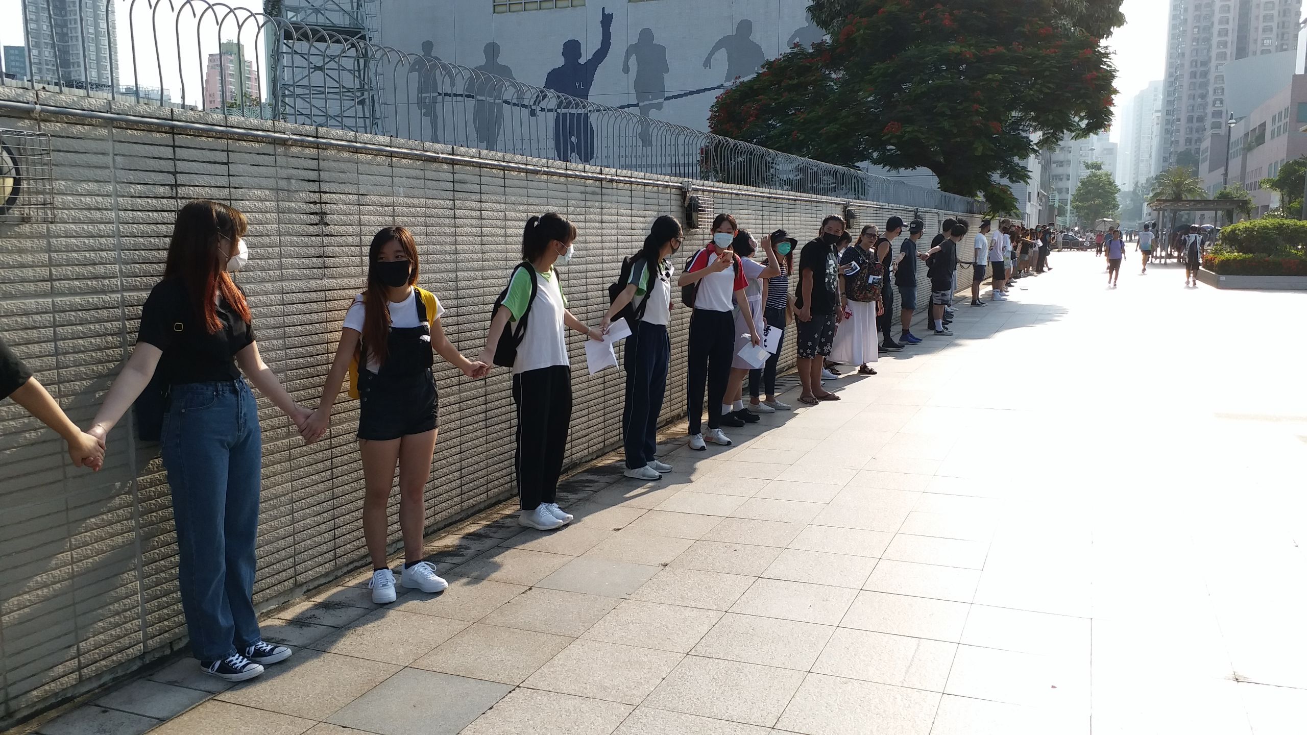香港新界元朗大球場外中學生築起人鏈宣傳「反送中」訊息（9/9/2019）（BBC News中文圖片）