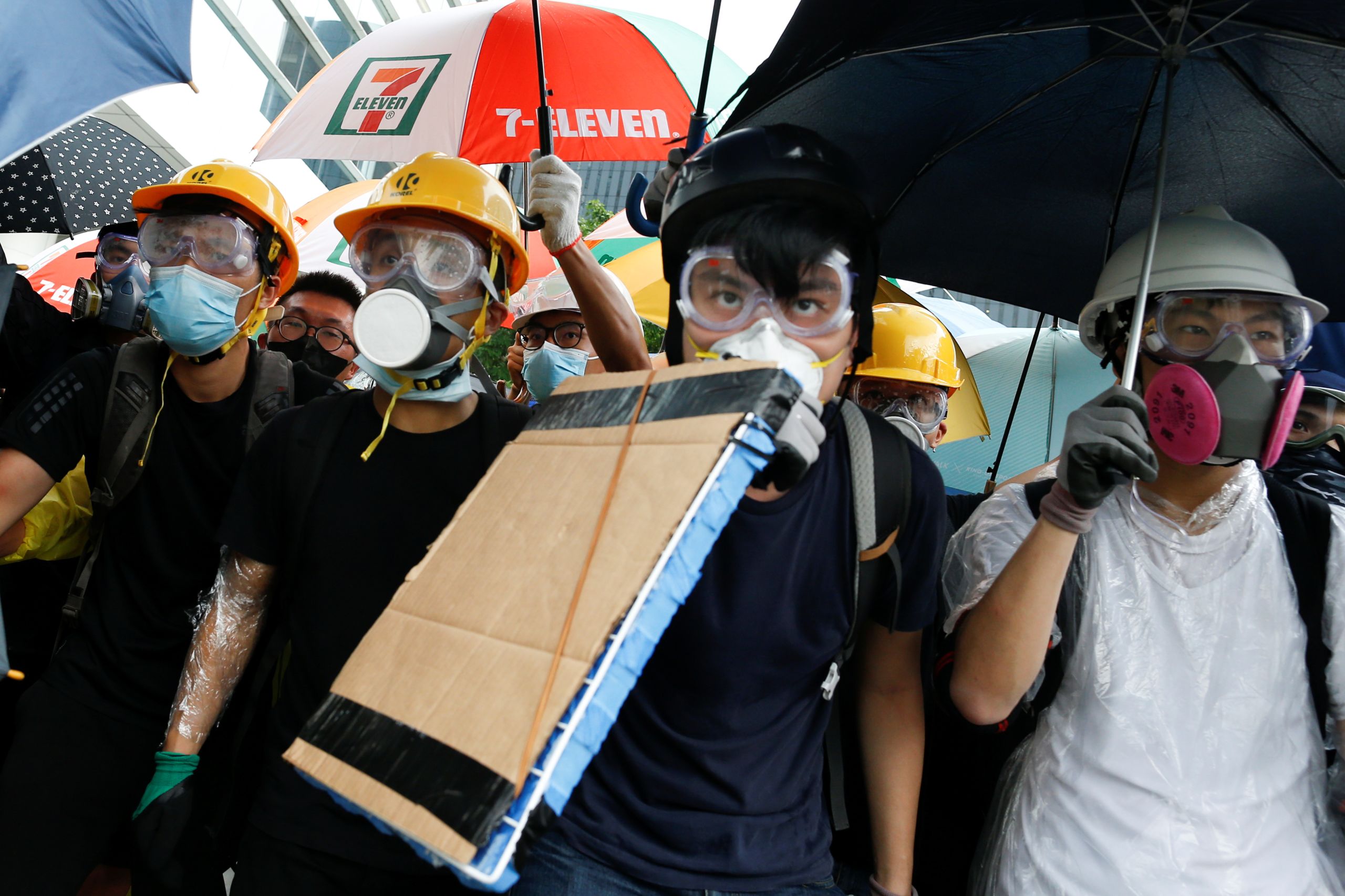 香港「反送中」示威者於主權移交週年升旗禮會場外準備與警察衝突(1/7/2019)(圖片來源:Reuters)