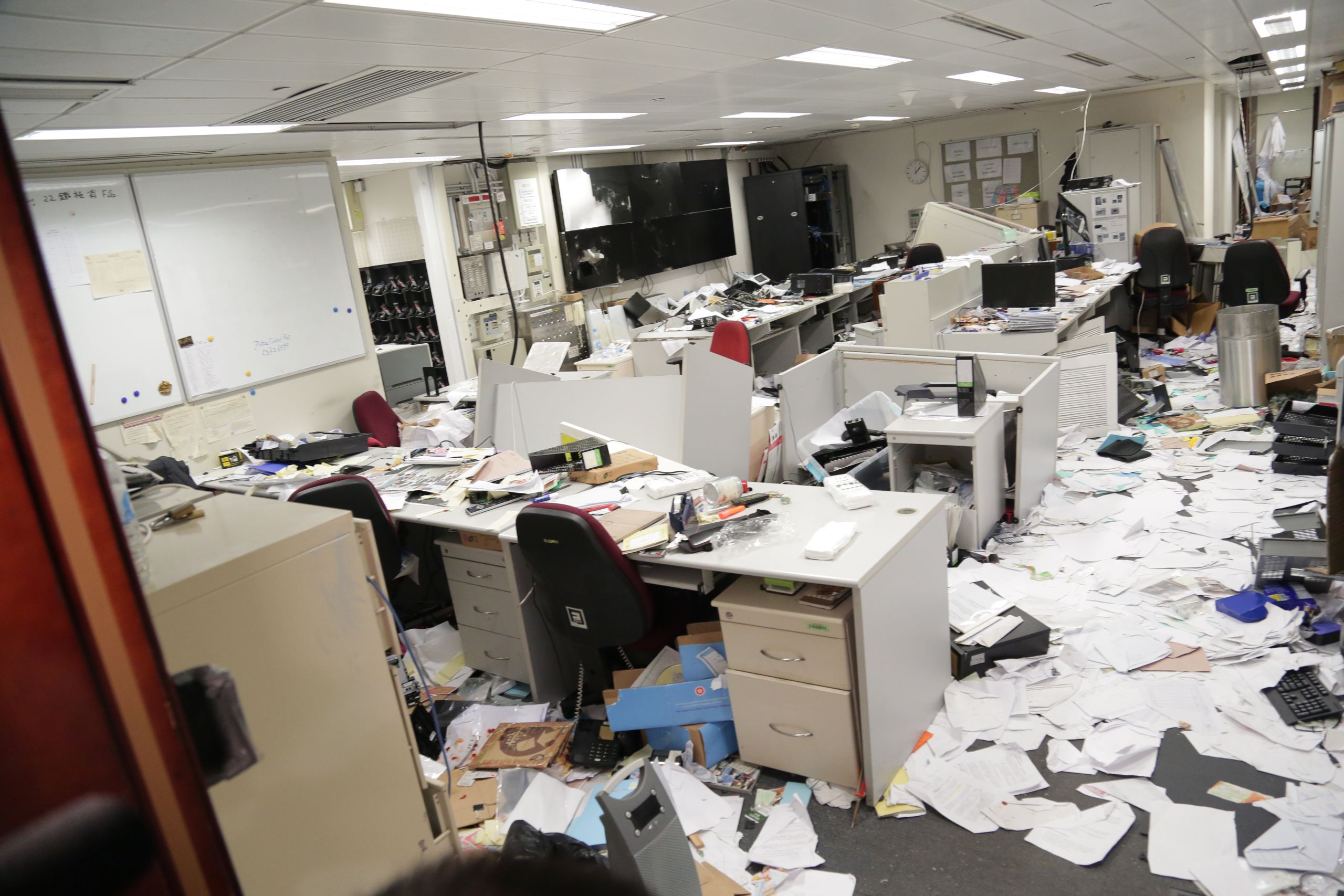 香港立法會大樓内被示威者搗亂的辦公室（3/7/2019）（BBC News中文圖片）