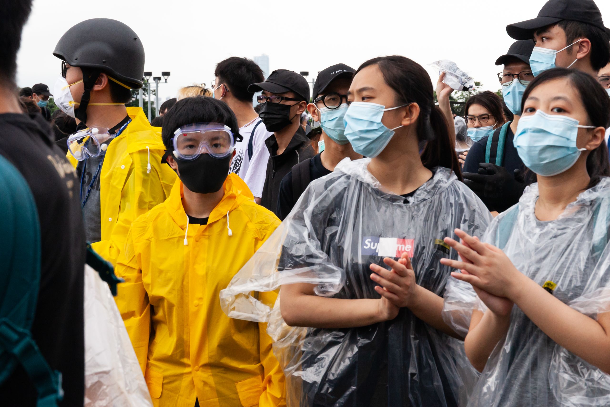 香港「反送中」示威現場的女示威者(12/6/2019)(圖片來源:NurPhoto via Getty Images)