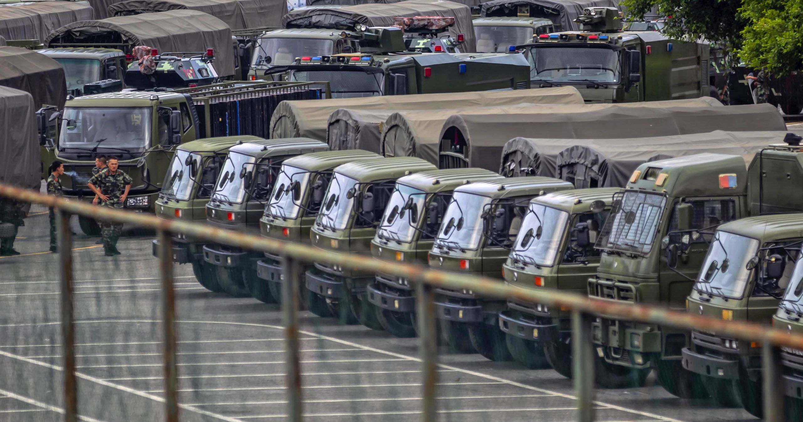 廣東深圳灣體育中心外圍停泊之中國武警車輛(15/8/2019)(圖片來源:EPA)