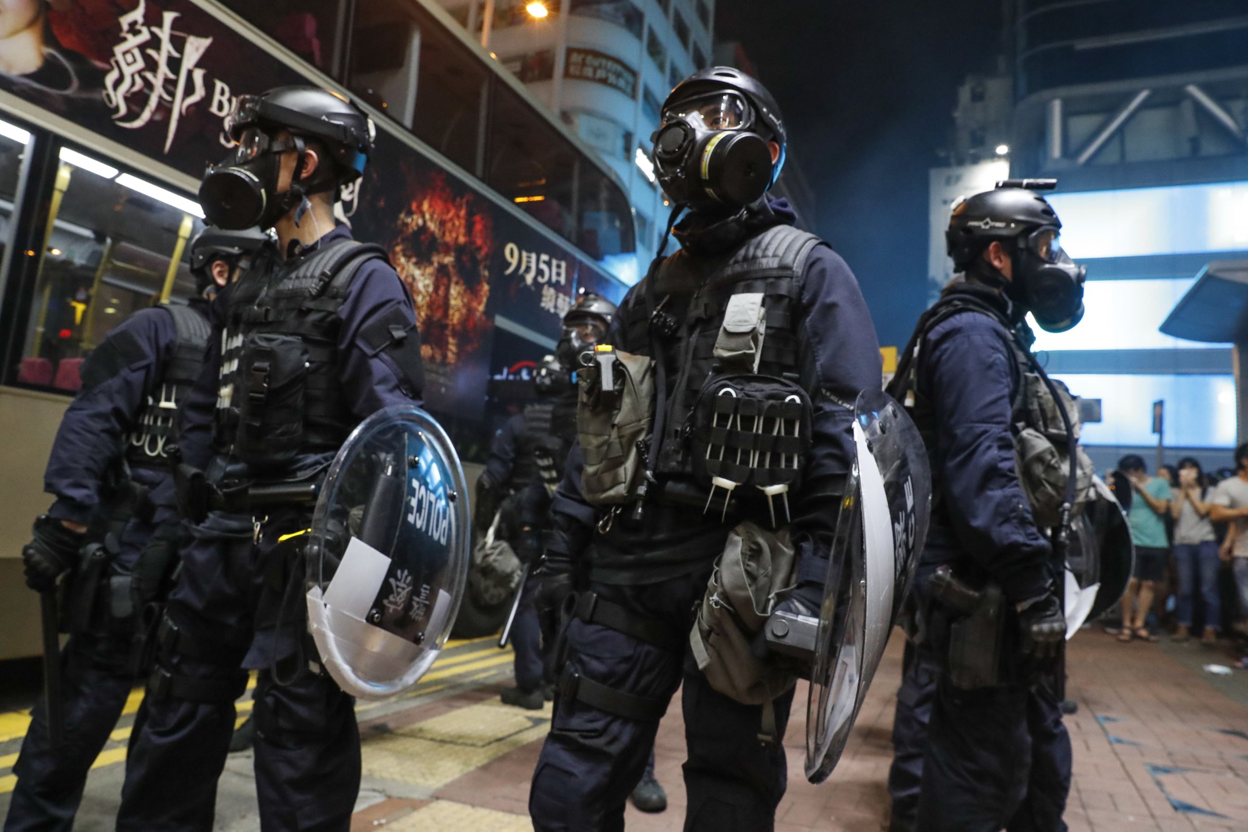 香港九龍旺角街頭數名警察「速龍小隊」防暴警員在觀察周邊情況(6/9/2019)(圖片來源:EPA)