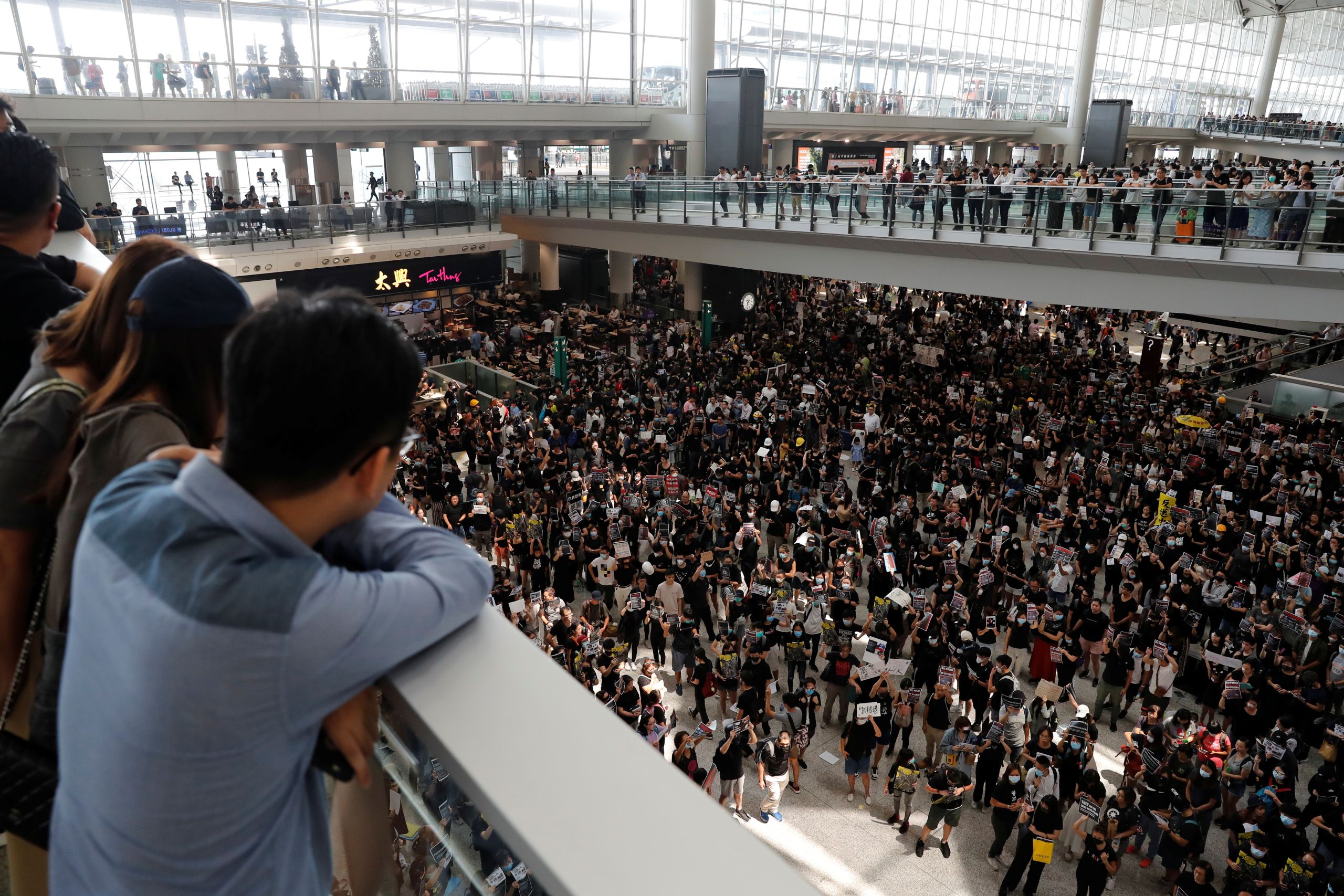 香港國際機場一號客運大樓內成千上萬「反送中」示威者在抵港大堂內集會(12/8/2019)(圖片來源:Reuters)
