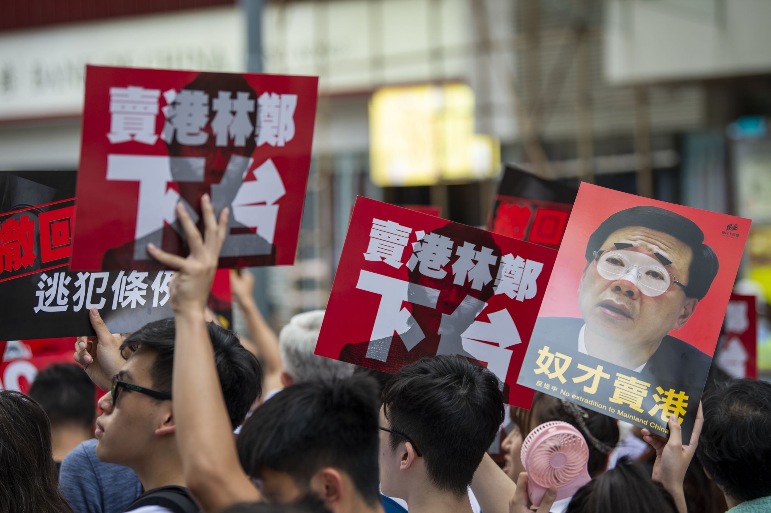 香港「反送中」遊行群眾舉起標語牌(9/6/2019)(圖片來源:NurPhoto via Getty Images)