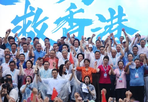 香港添馬公園親北京、親警察陣營集會政商代表上台帶領群眾叫喊口號（17/8/2019）（圖片來源：新華社）