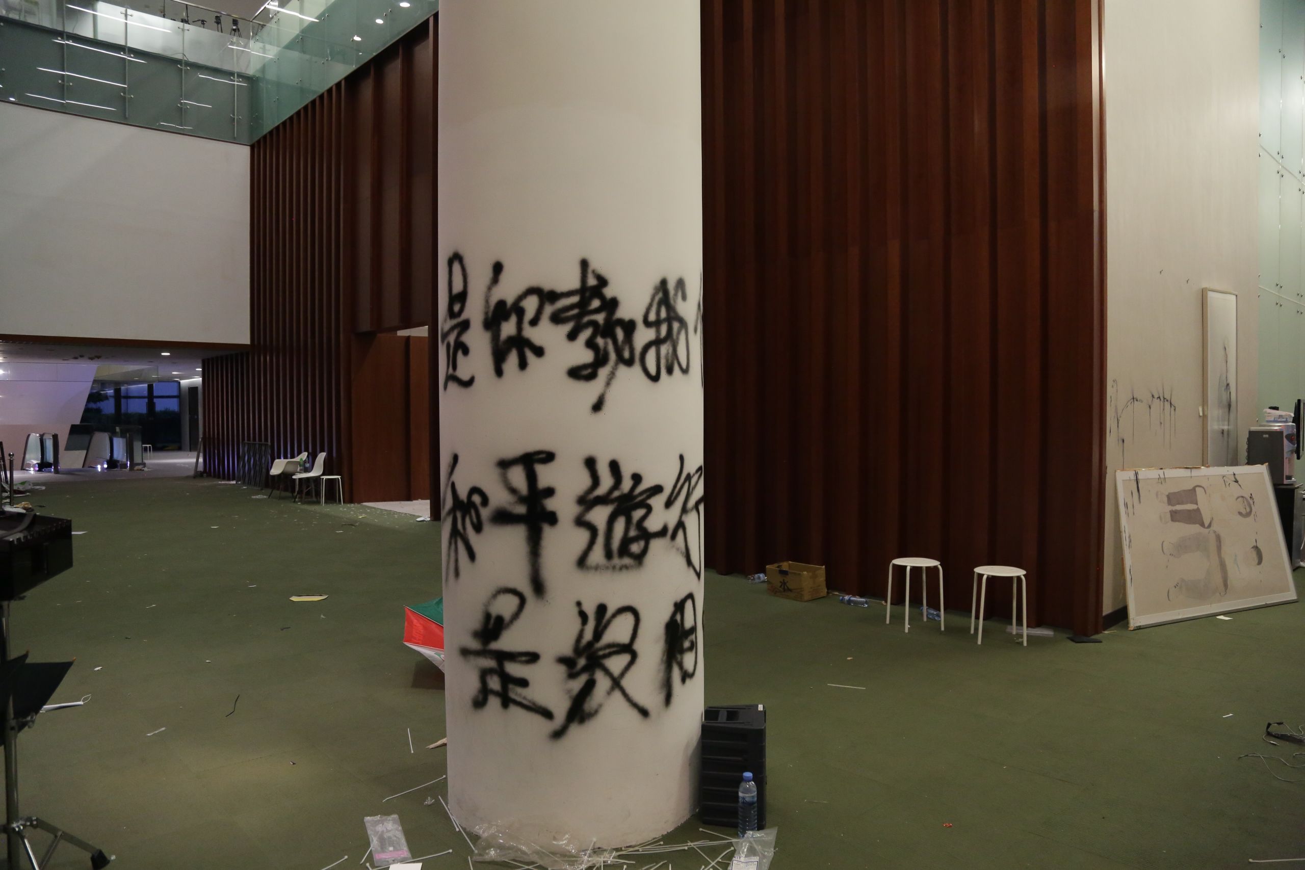 香港立法會大樓内示威者留下的塗鴉：「是你教我和平遊行是沒用」（3/7/2019）（BBC News中文圖片）