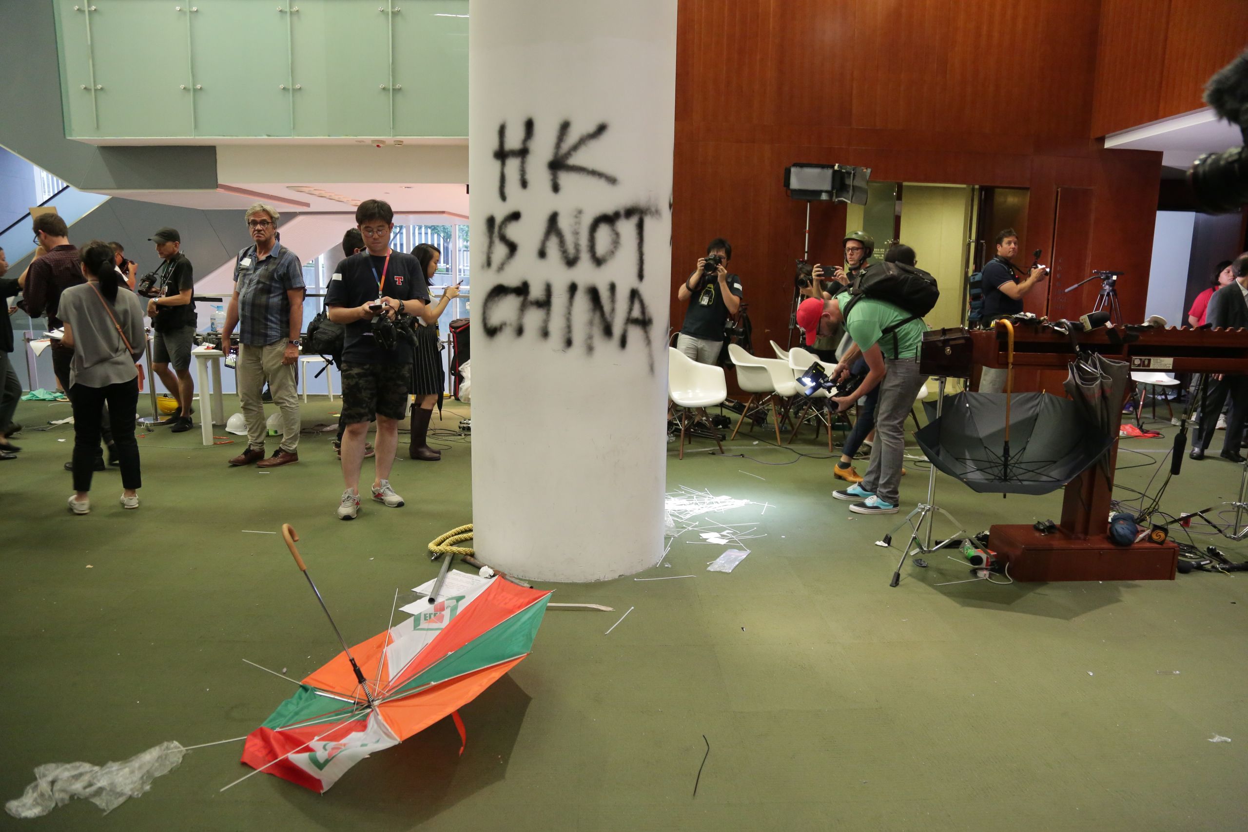 香港立法會大樓内示威者留下的英文「香港不是中國」塗鴉（3/7/2019）（BBC News中文圖片）