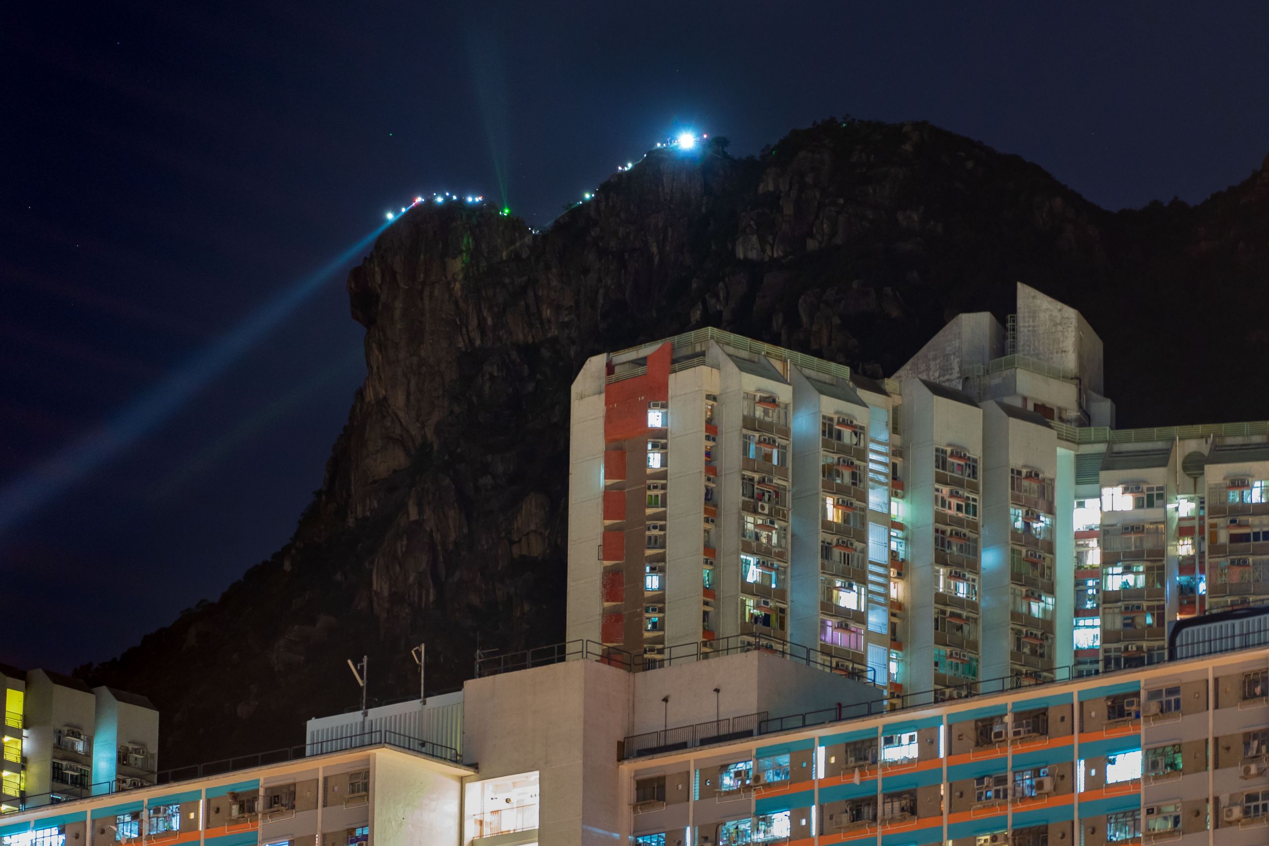 香港「反送中」示威者攀上獅子山點亮強力電筒模仿1989年「波羅的海之路」示威（23/8/2019）（圖片來源：Getty Images）