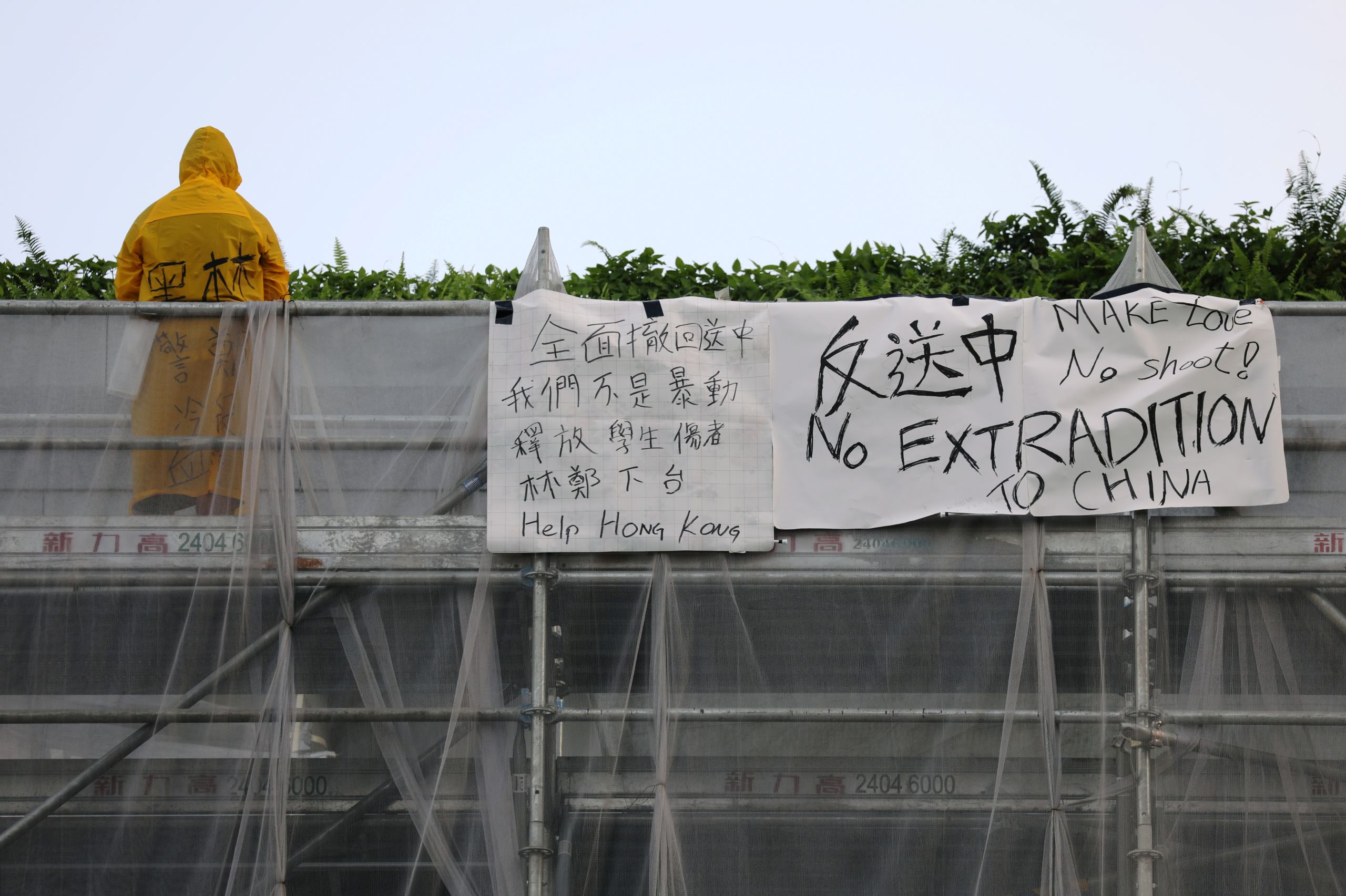 示威者梁凌杰在香港太古廣場外之建築工棚上徘徊(15/6/2019)