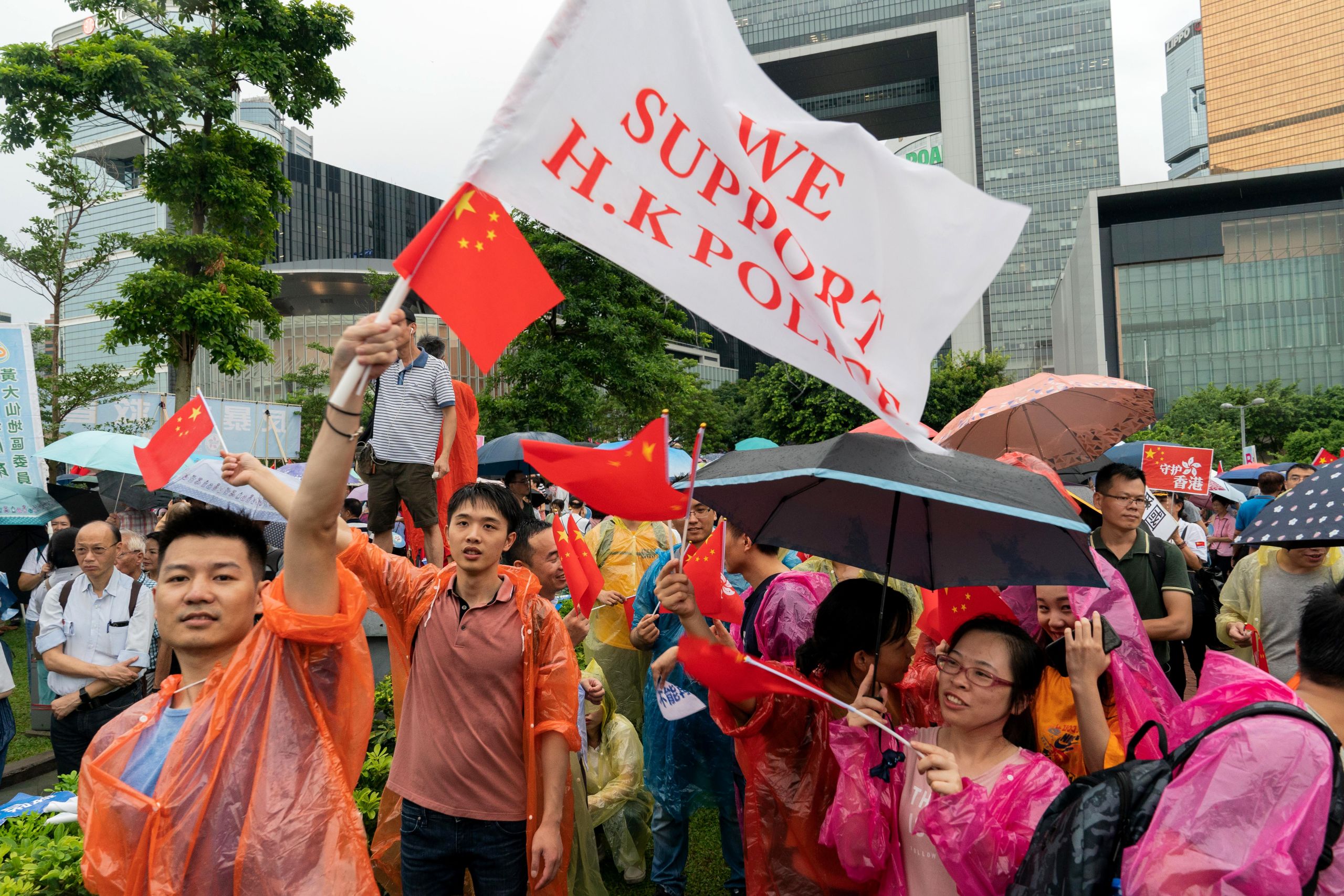 香港添馬公園親北京、親警察陣營集會群眾舉起英語「支持香港警察」旗幟（17/8/2019）（圖片來源：Getty Images）