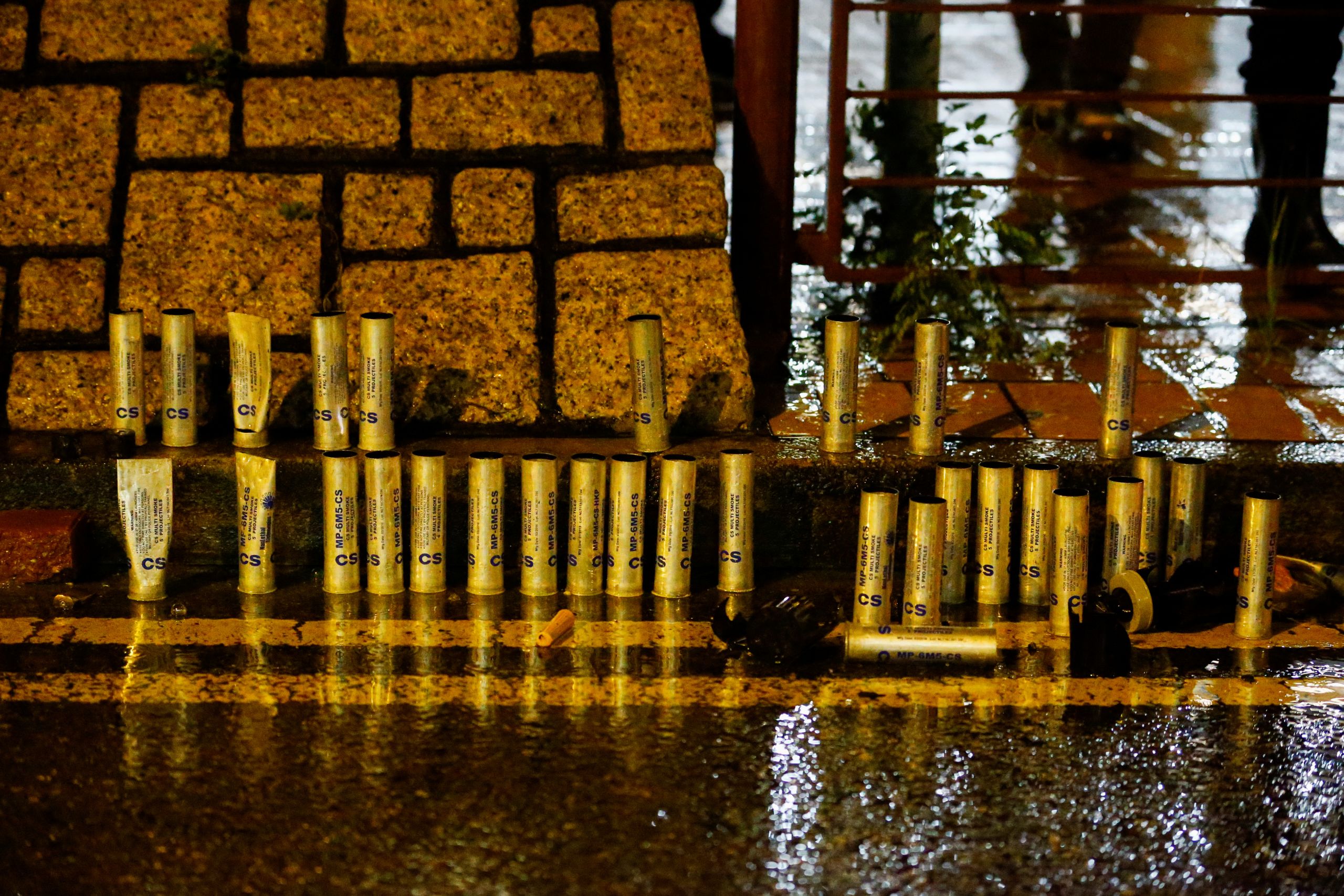 香港荃灣「反送中」警民衝突現場示威者蒐集的催淚彈彈殼（25/8/2019）（圖片來源：Reuters）