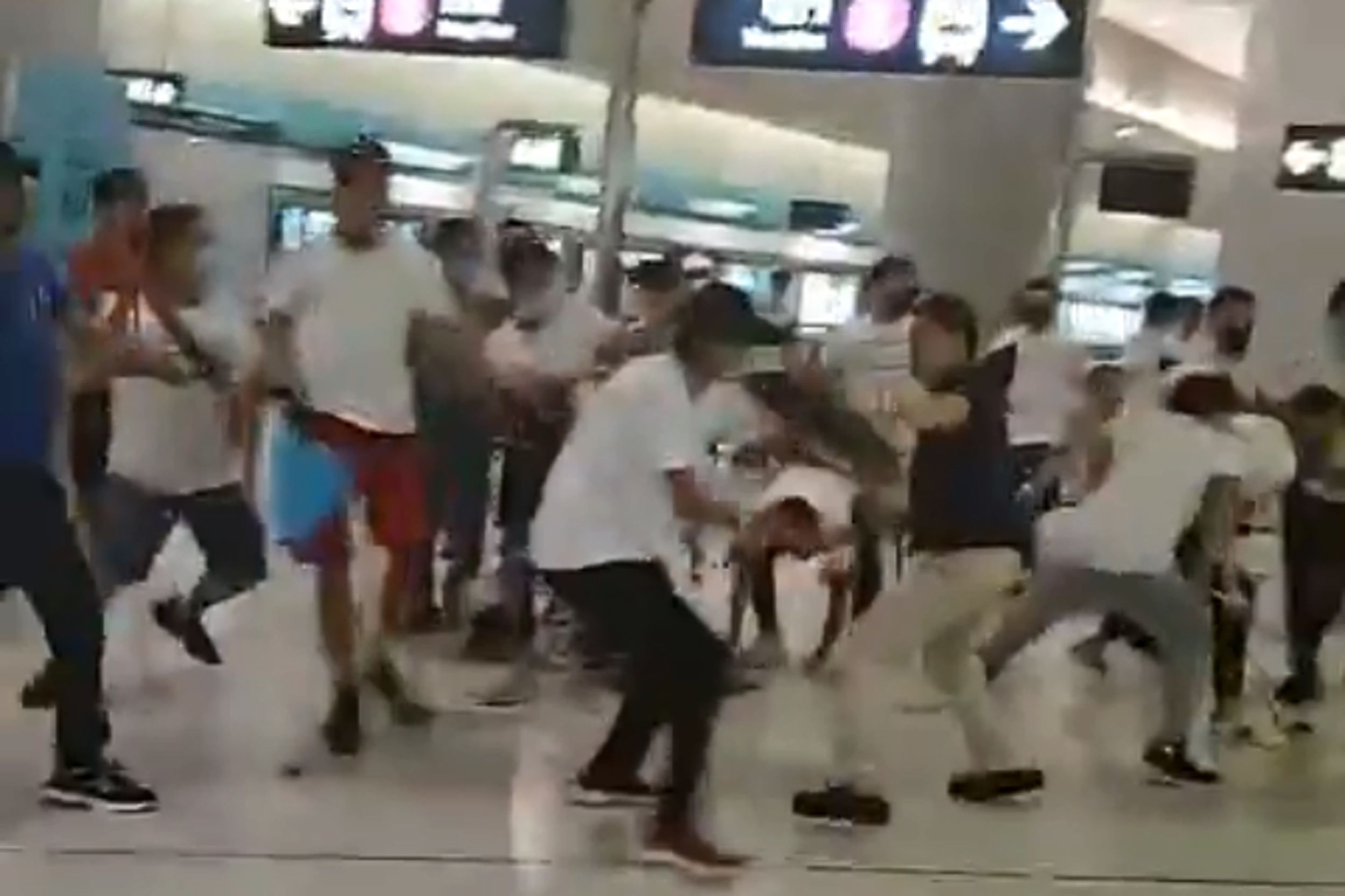 香港新界港鐵元朗站站台上不明身份白衣人毆打乘客與「反送中」示威者(21/7/2019)(圖片來源:AFP/香港立法會議員林卓廷Facebook直播截屏)