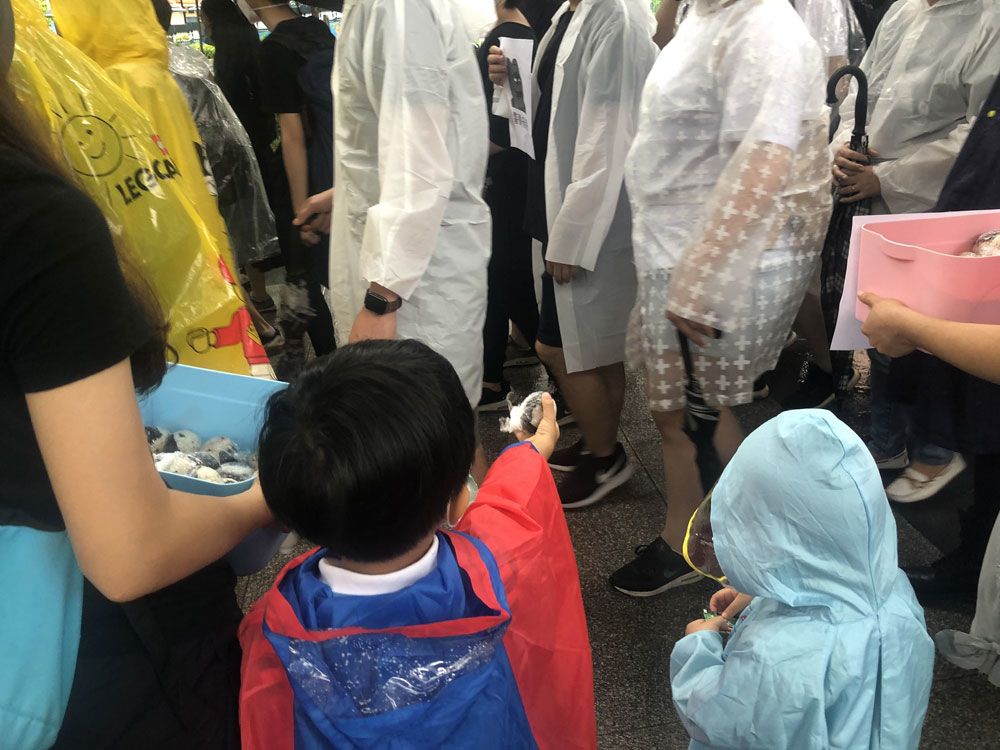 Children hand out rice cakes