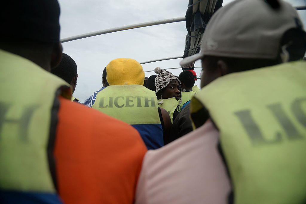Hombre dentro de un bote. 