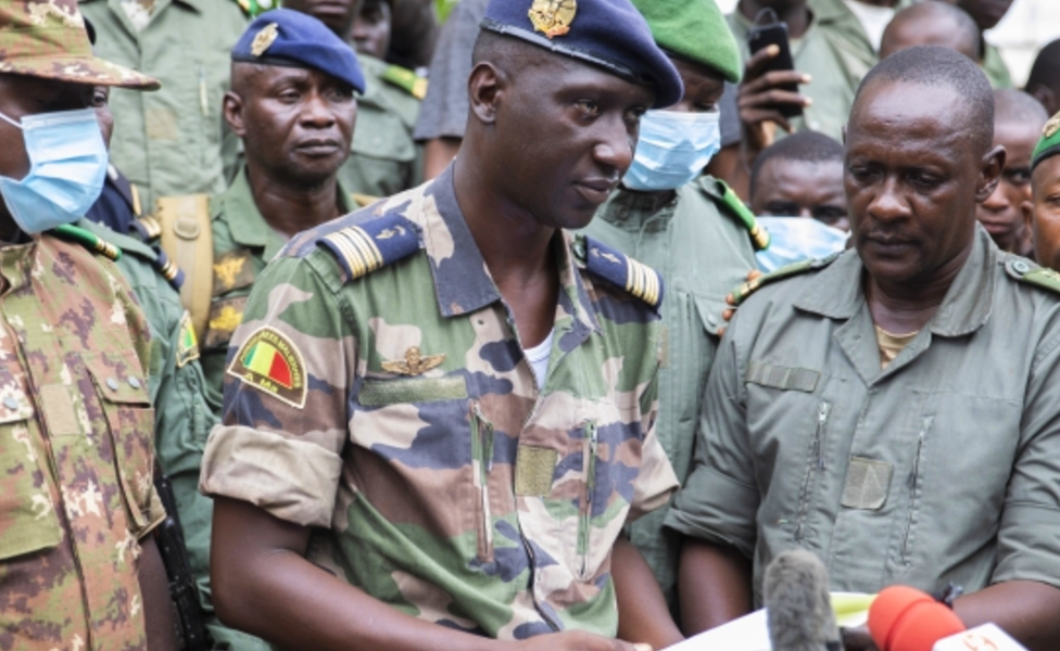 Col Ismaël Wagué (centre)