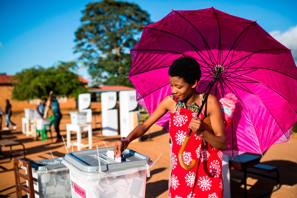 Malavi'de oy kullanan bir kadın, 21 Mayıs 2019