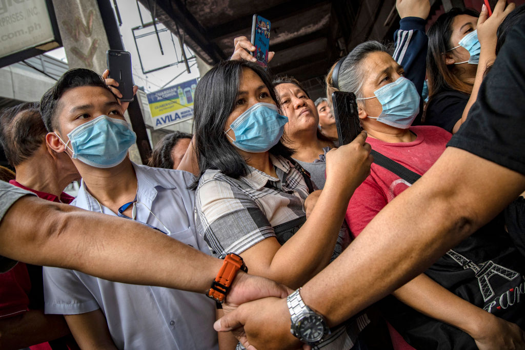 Pessoas com máscaras nas Filipinas. 