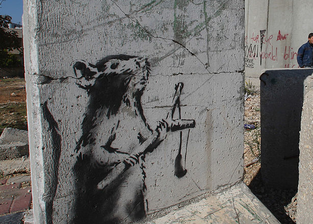 Stencil o graffiti del artista Banksy 