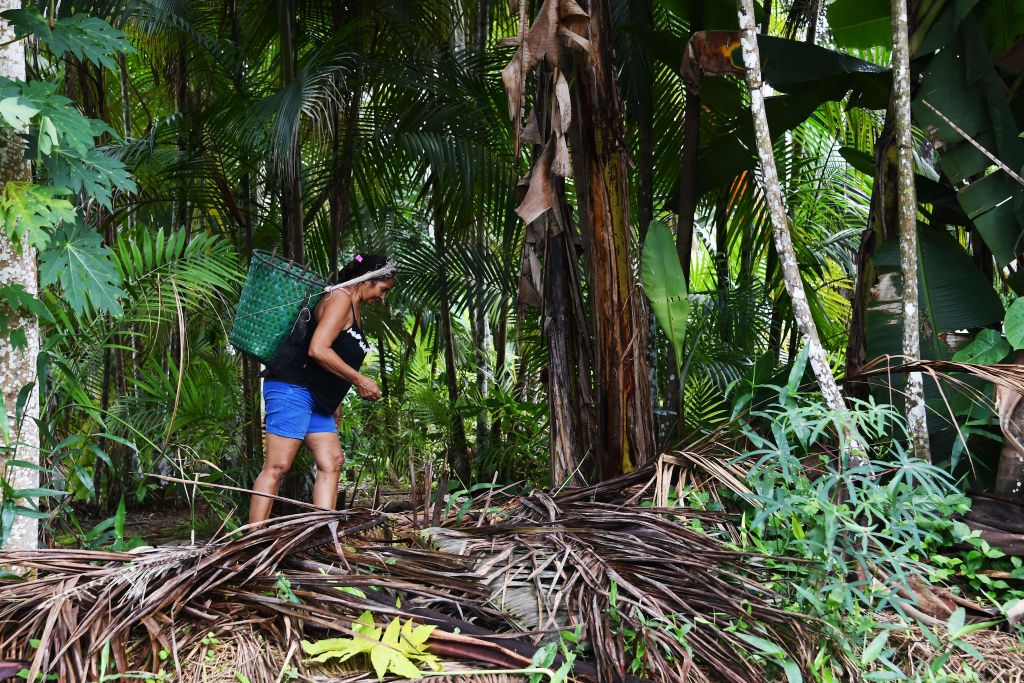 Mujer dentro de la selva amazónica