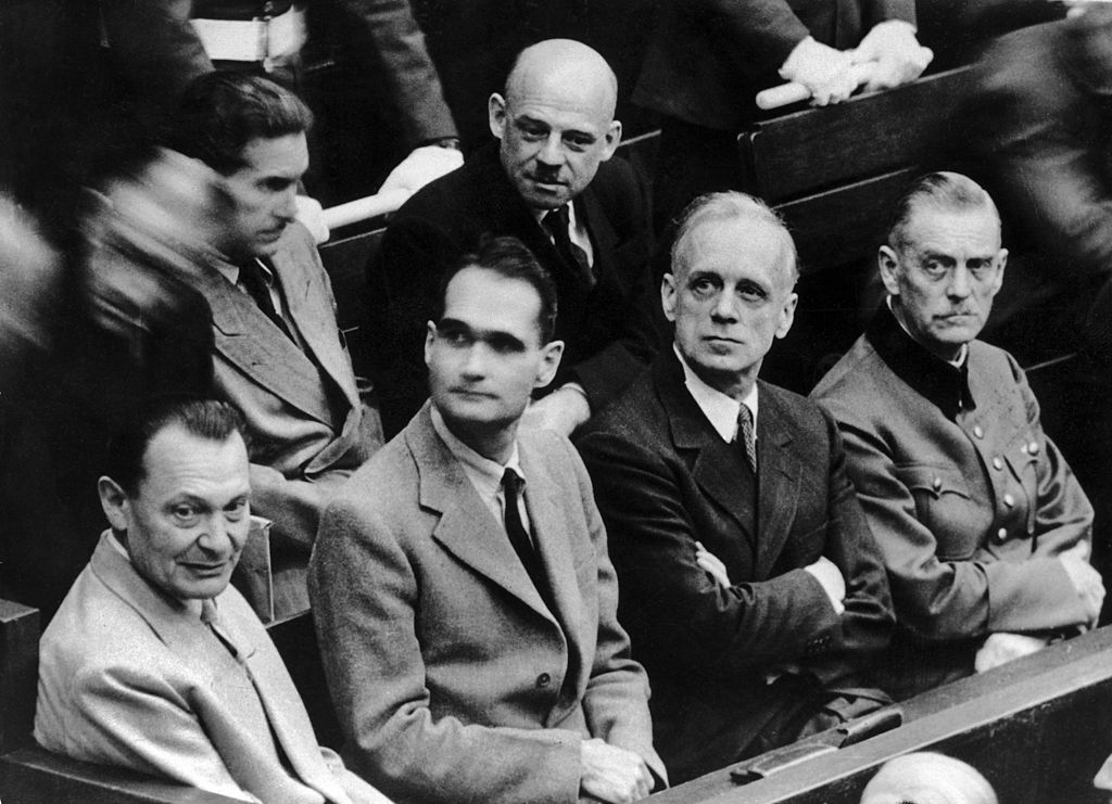 Los nazis Hermann Göring y Rudol Hess durante el juicio de Núremberg