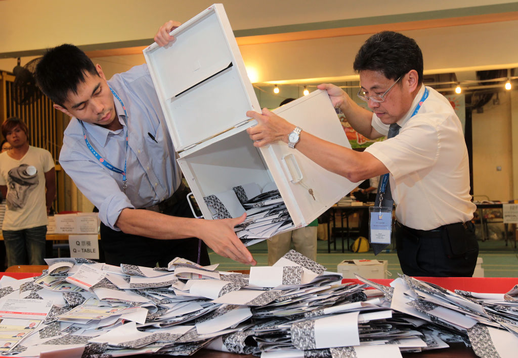 Funcionários eleitorais esvaziam urnas para contar votos em Hong Kong (2011)