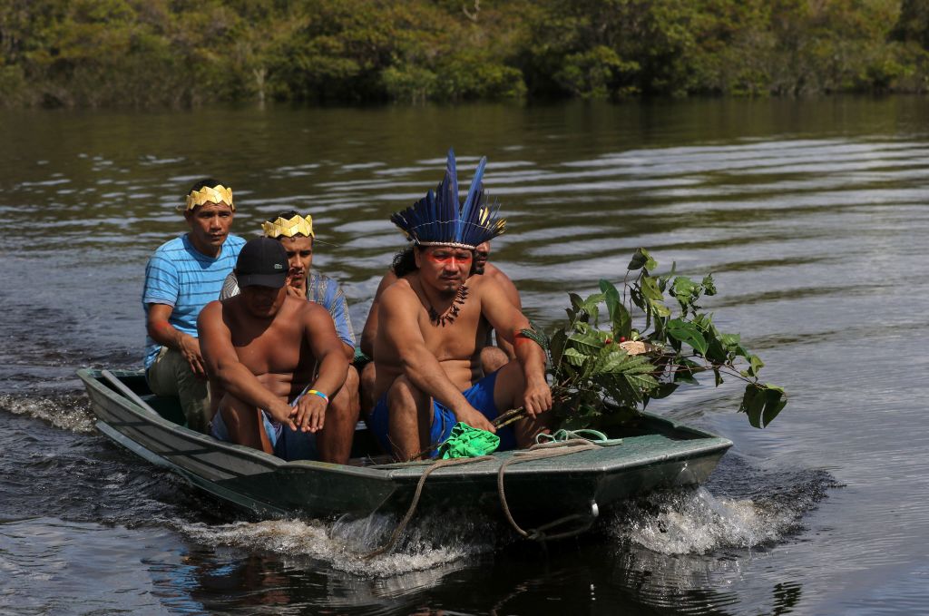 Indígenas en un bote. 